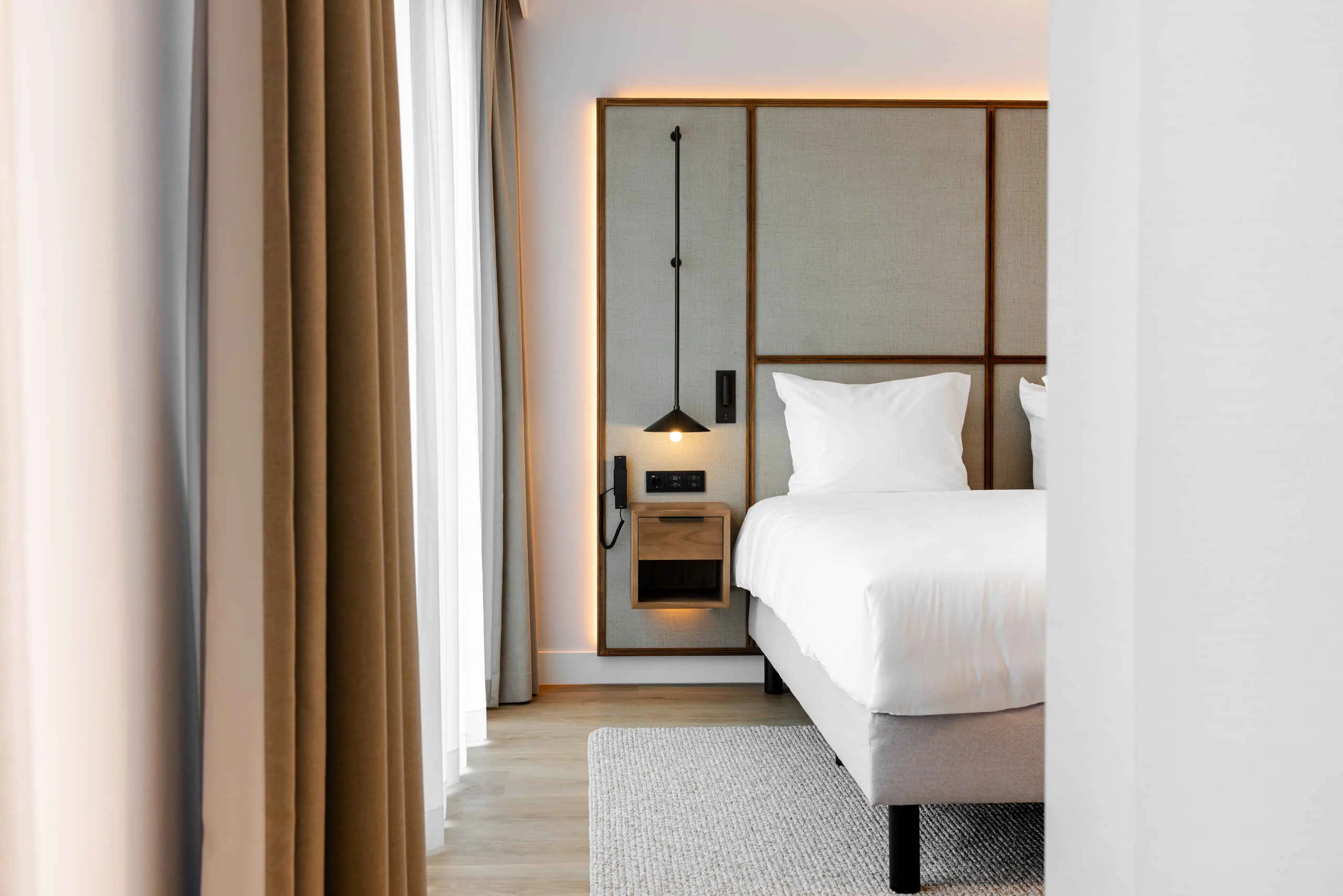 Doorkijk van een close-up van het bed in de Junior Suite in hotel Kasteel Steenenburg