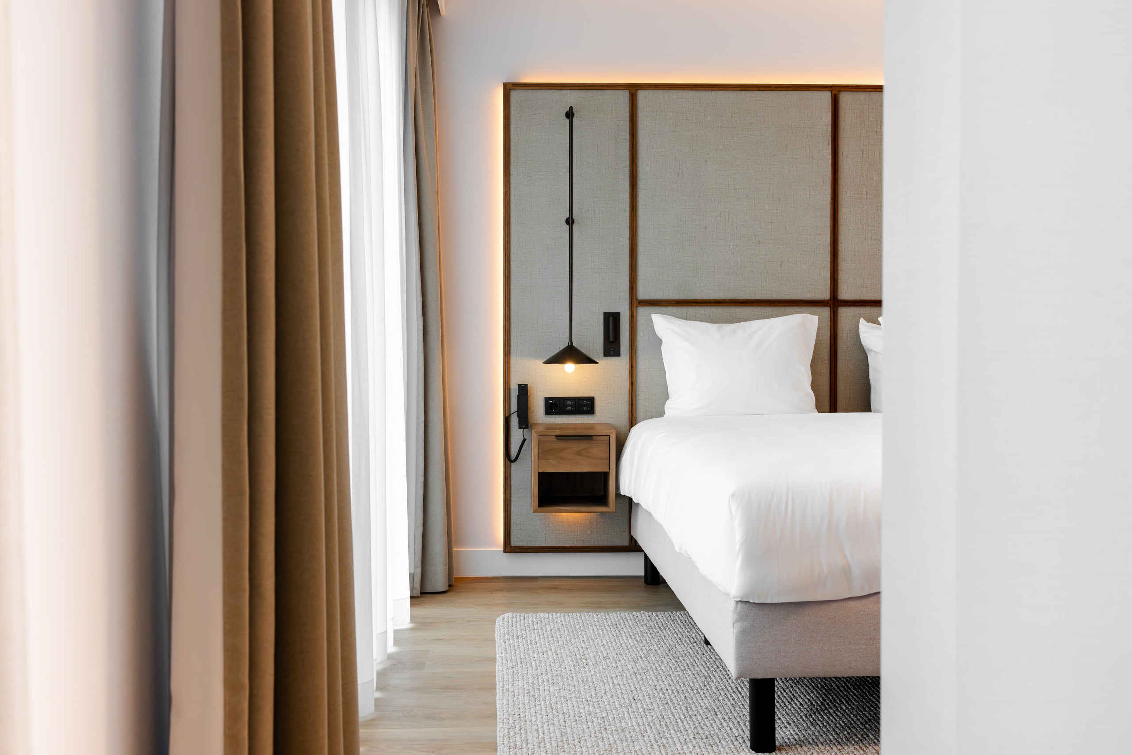 Doorkijk van een close-up van het bed in de Junior Suite in hotel Kasteel Steenenburg