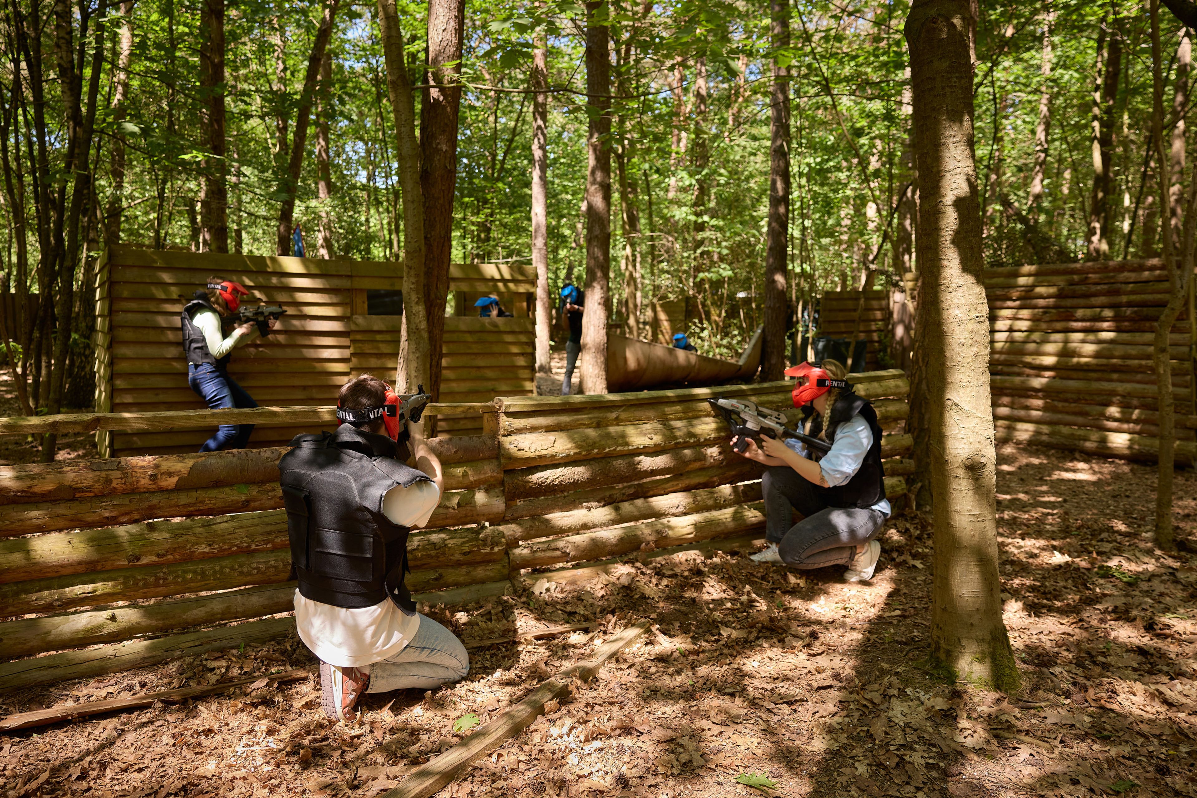 Groep aan het airsoften in de bossen van Klimrijk Brabant