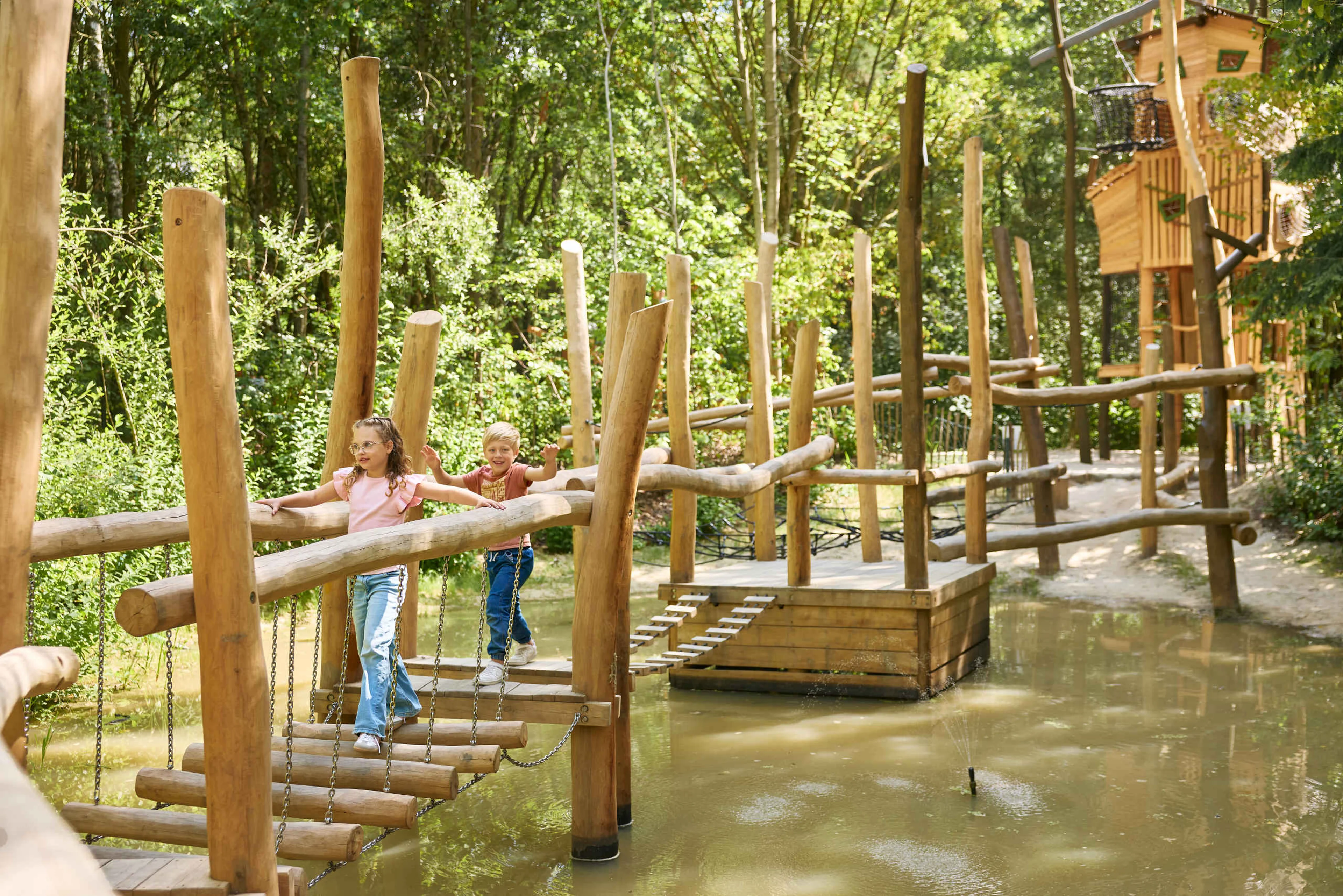 Twee kinderen op de waterspeelbrug
