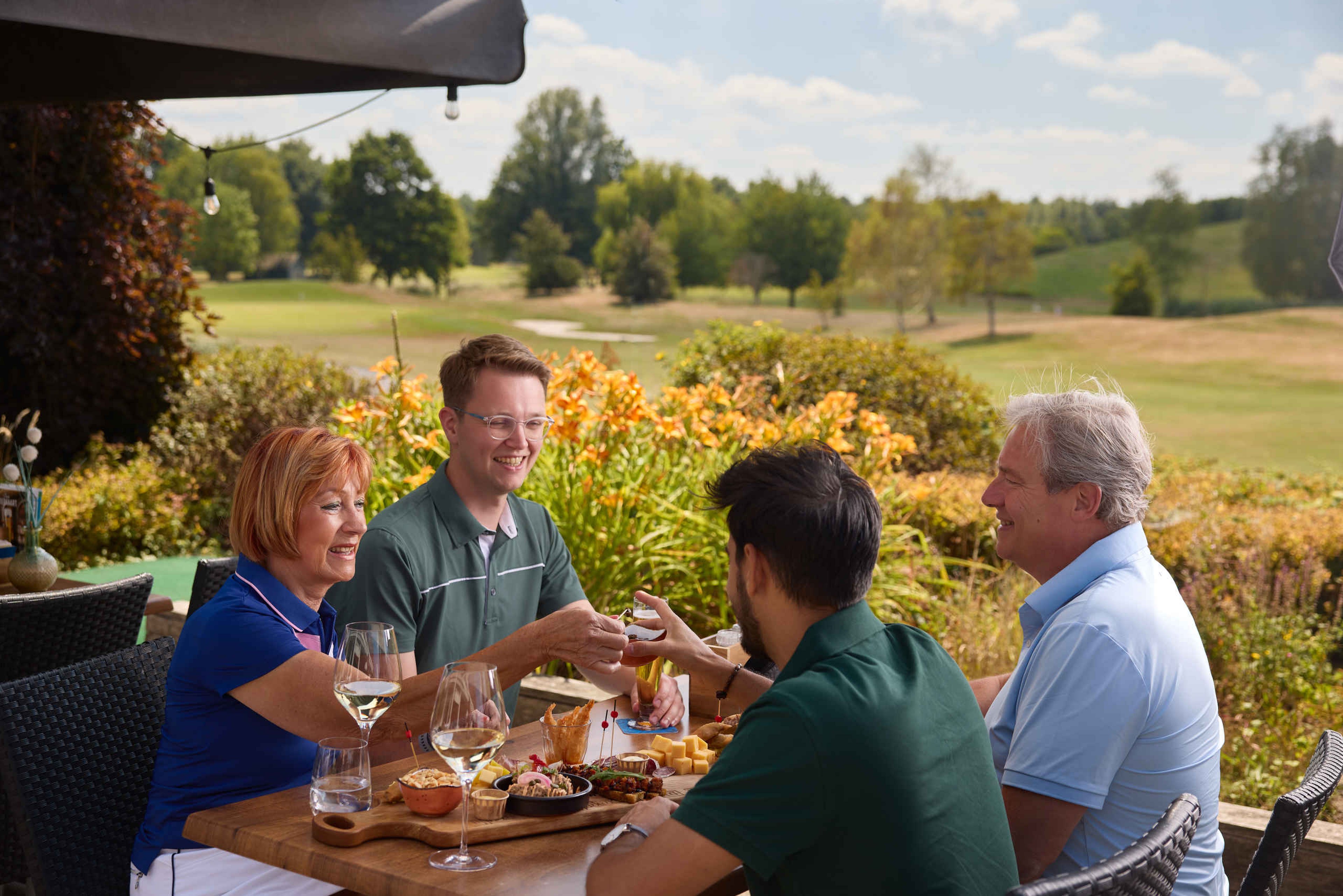 Een aantal golfers tijdens een borrel op het terras van Golf De Gulbergen
