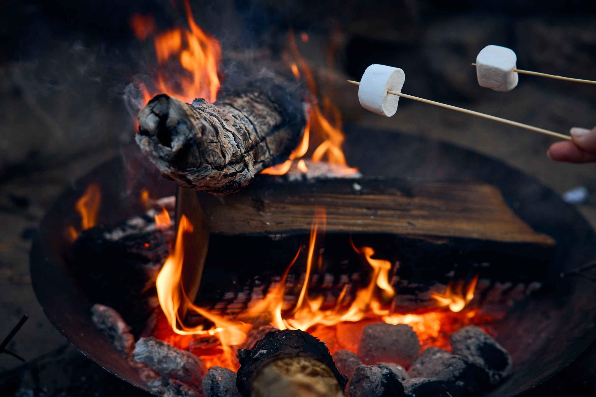 Twee marshmellows boven een kampvuur