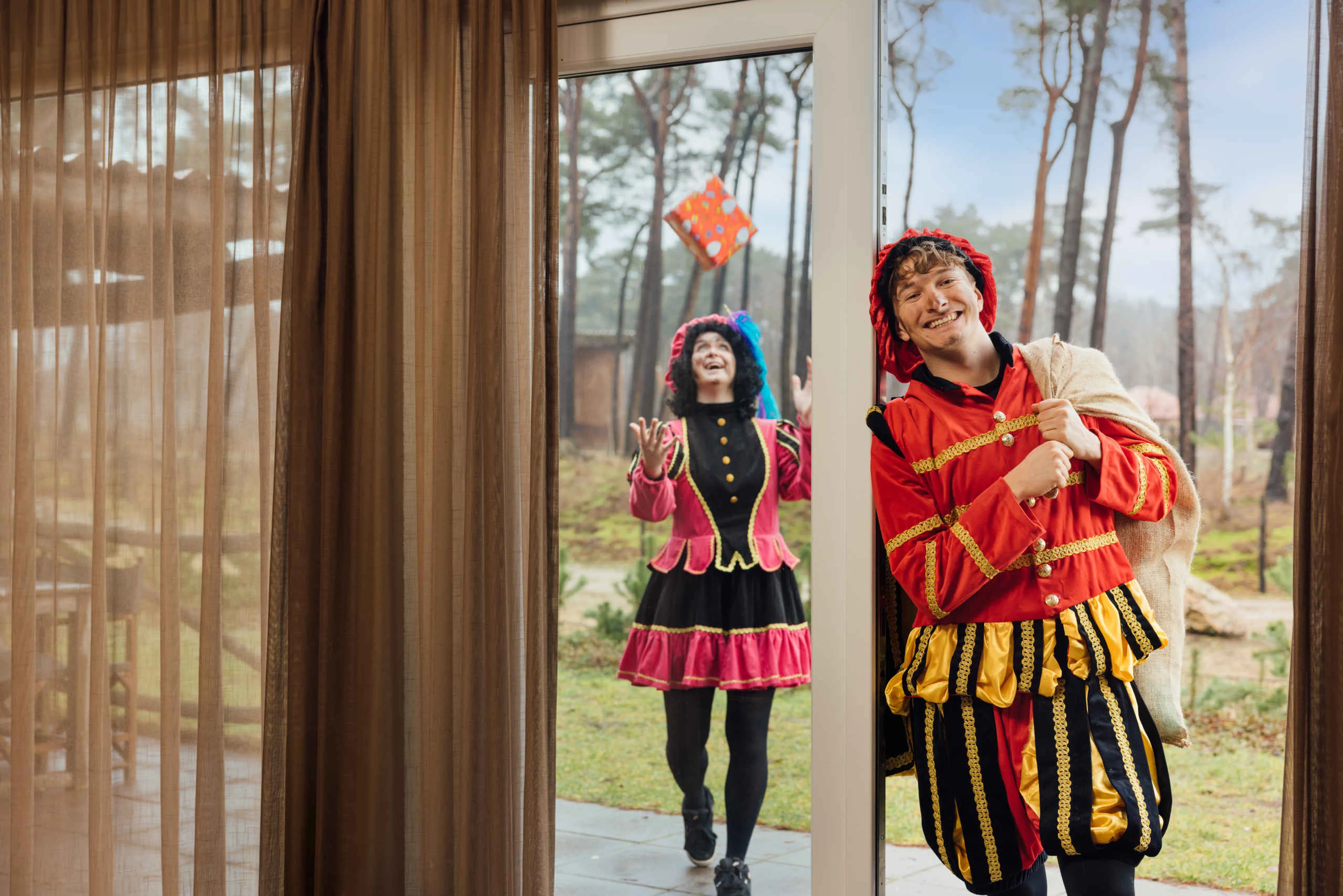 Pieten bezoekjes bij de accommodaties tijdens Sinterklaas in Beekse Bergen