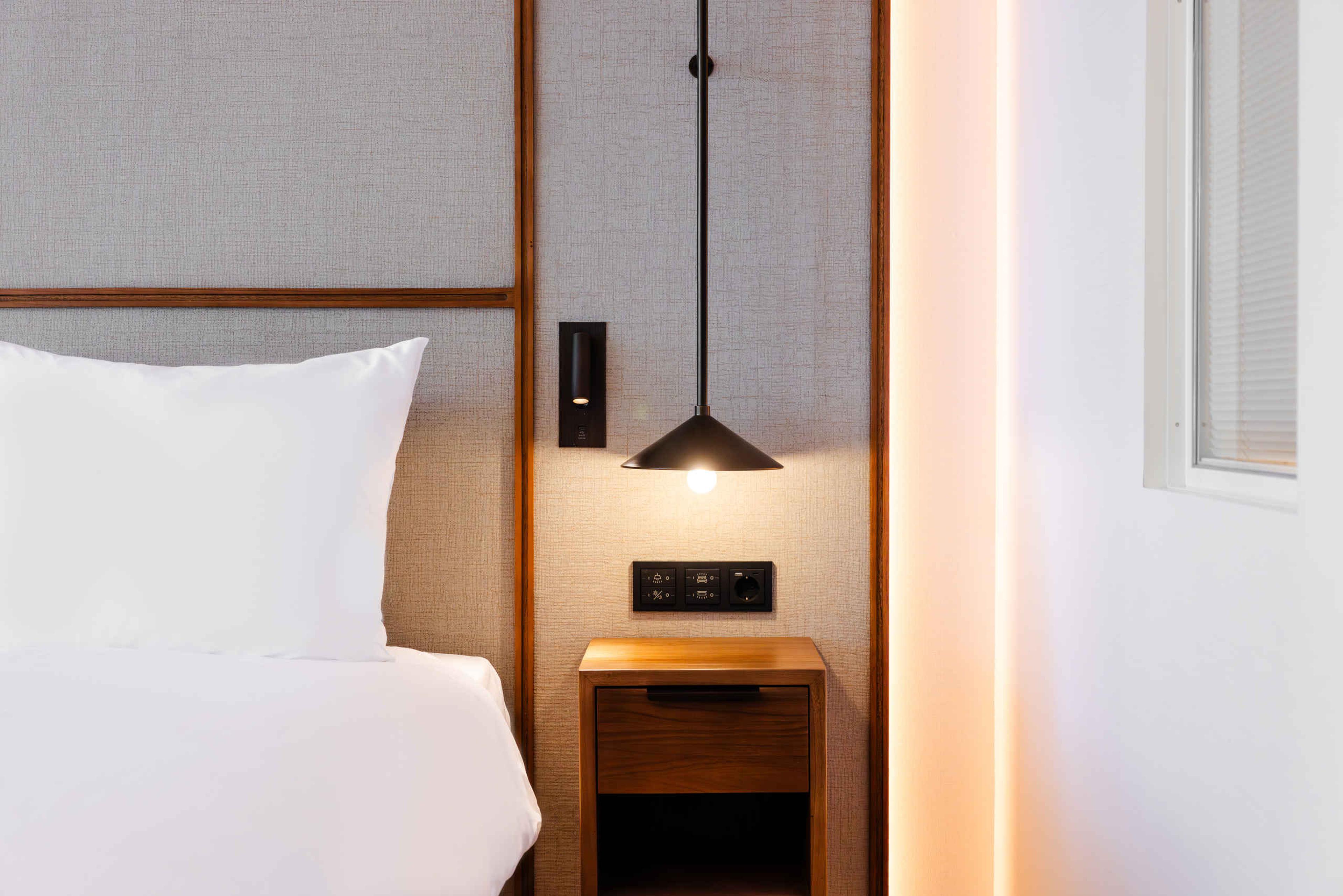 Close-up nachtkastje hotelkamers Kasteel Steenenburg