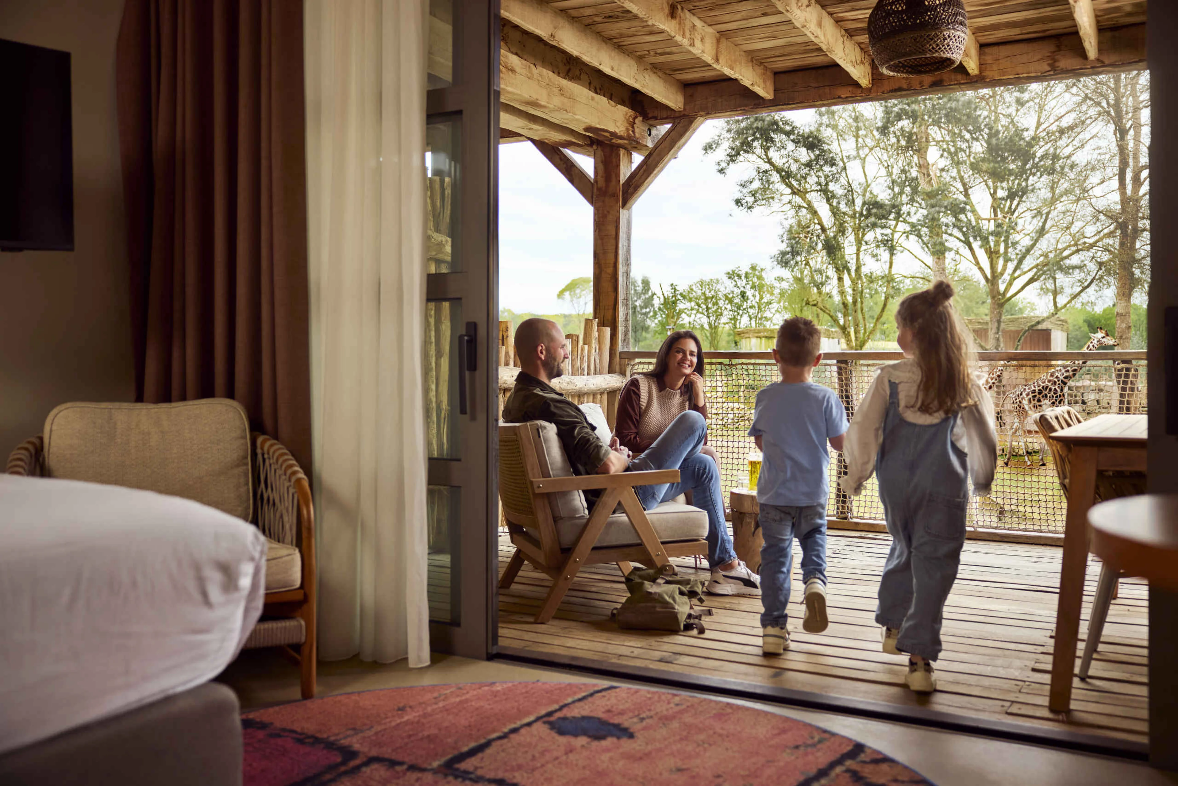 Twee kinderen rennen naar hun kinderen in de Savanne Room in Safari Hotel Beekse Bergen.