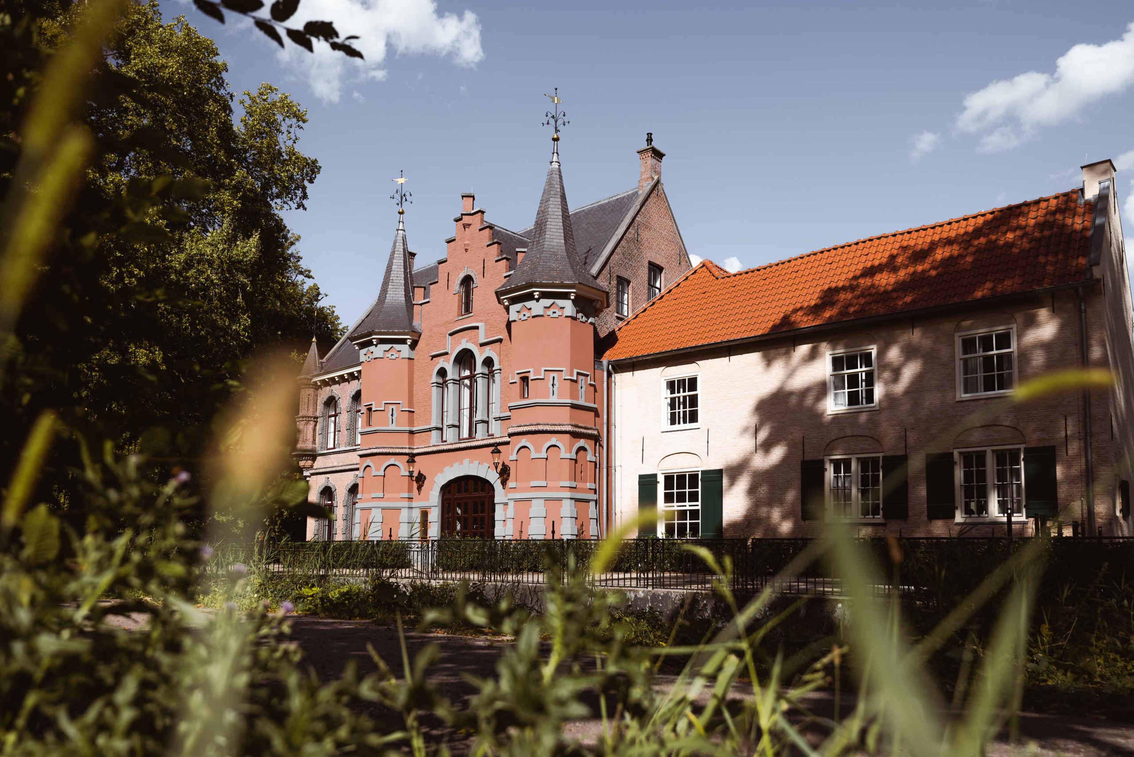 Zomer exterieur de zijkant van Kasteel Steenenburg