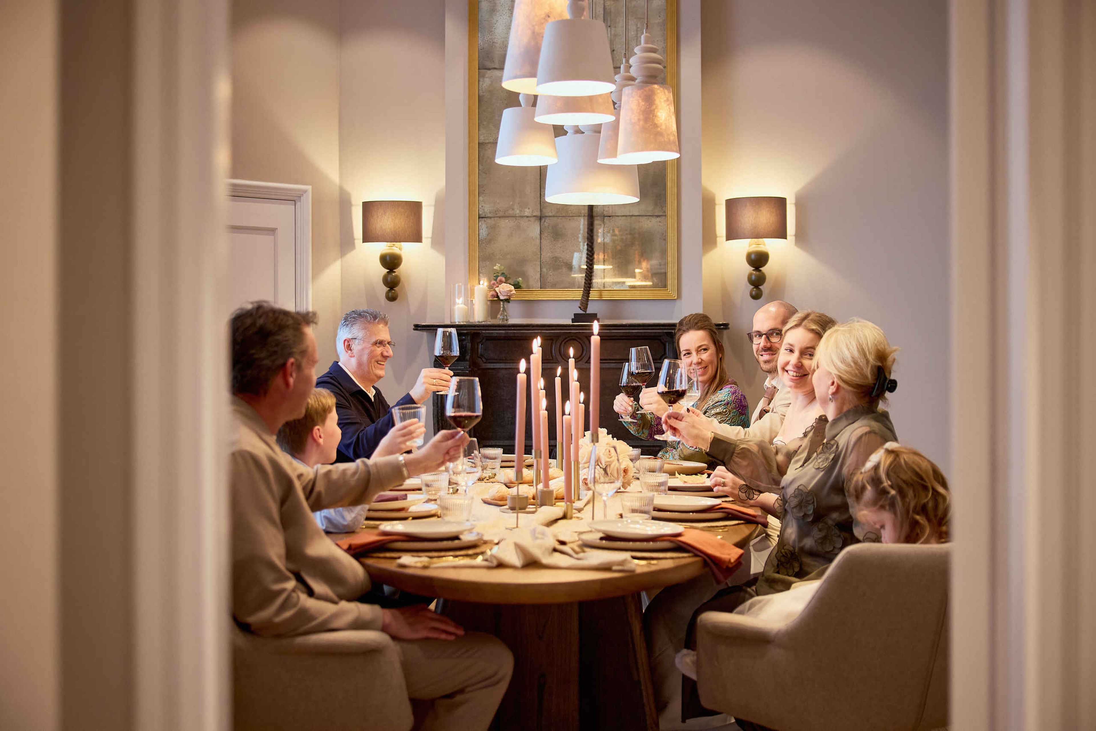Bruiloft proosten tijdens het dineren in Kasteel Steenenburg