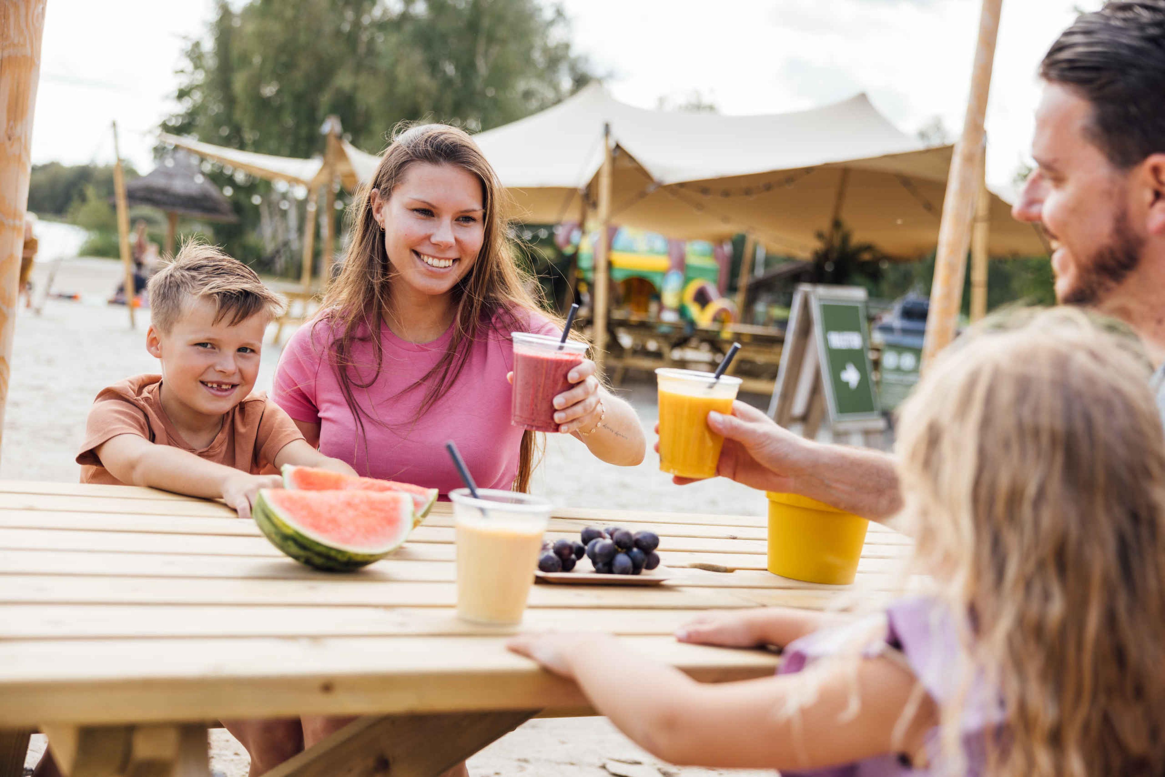 Gezin met smoothies bij Speelland Beekse Bergen