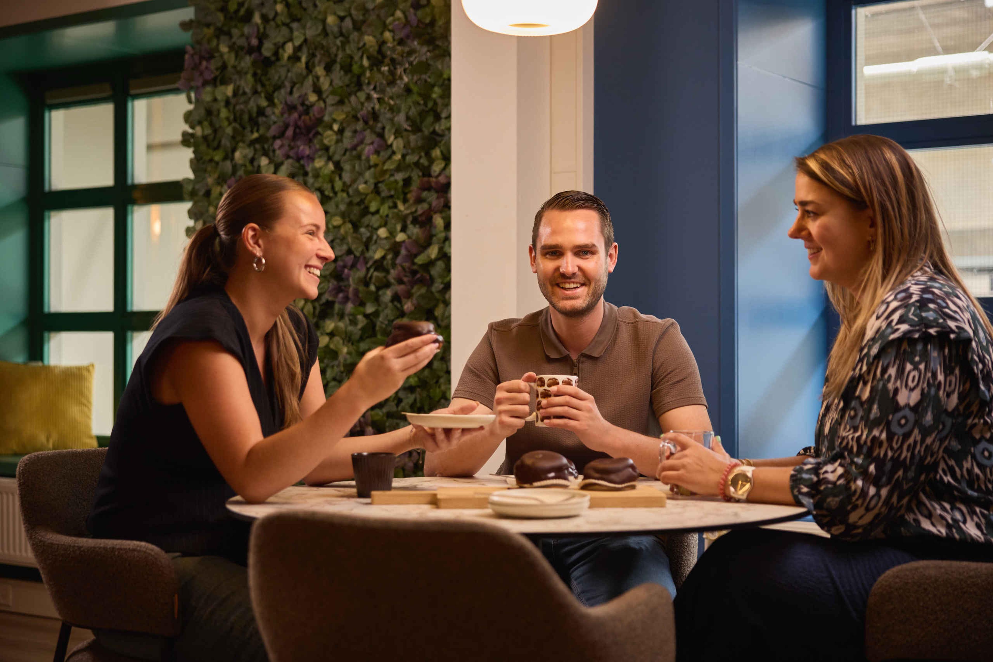 Een paar collega's met koffie en gebak