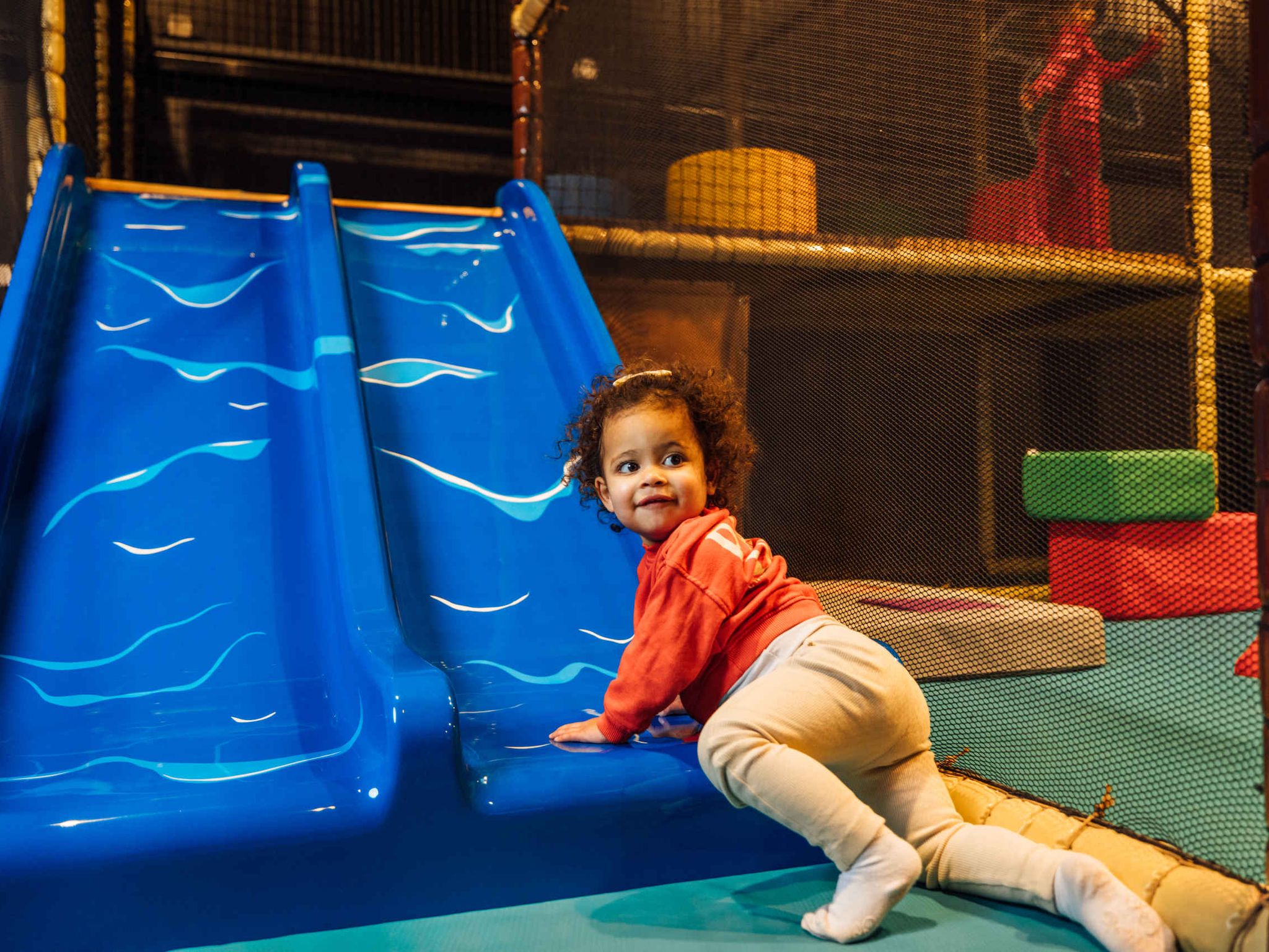 Een meisje bij de kleine glijbaan in Speelland Indoor bij Beekse Bergen