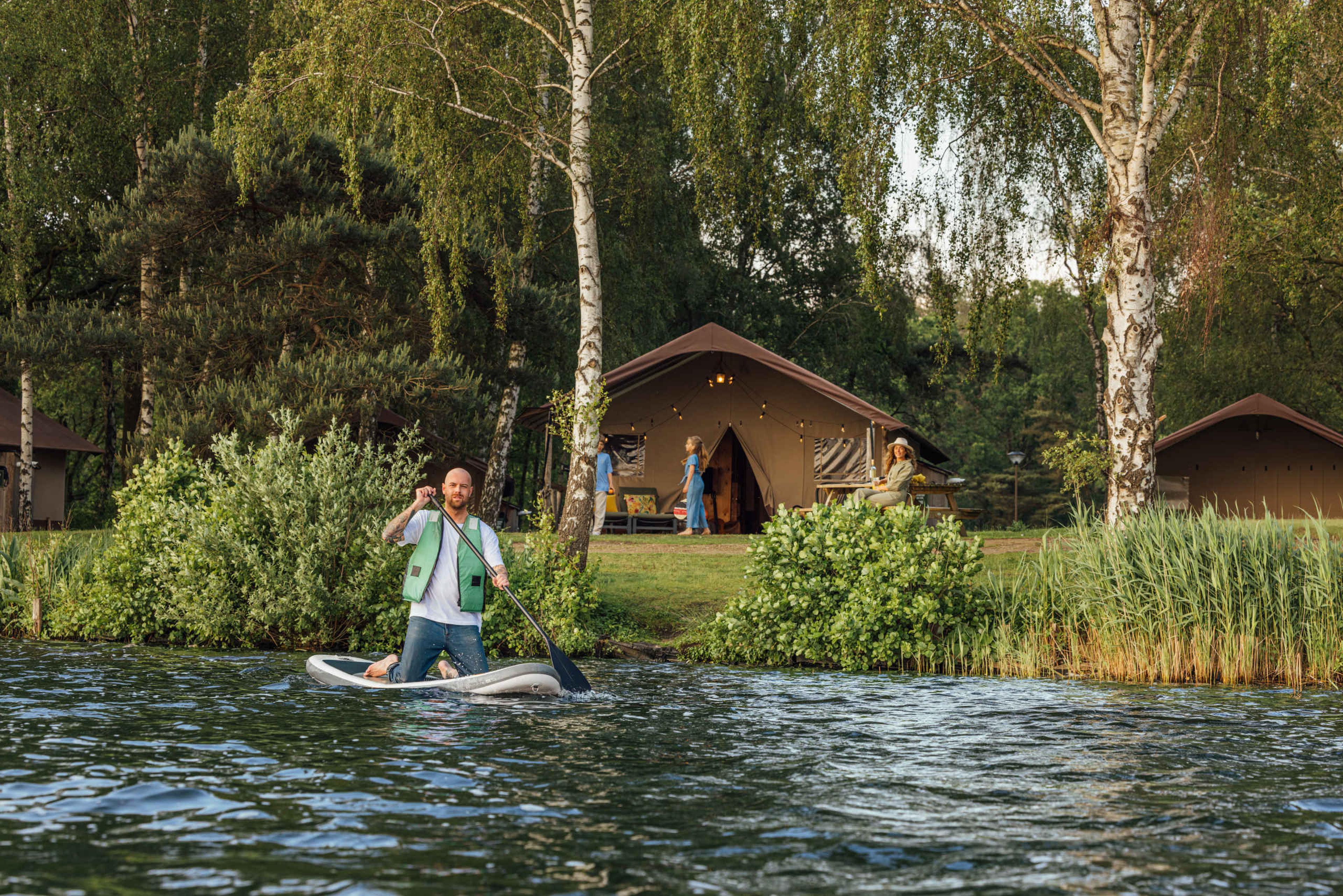 Man op een sup bij de Safaritenten op Lake Resort Beekse Bergen