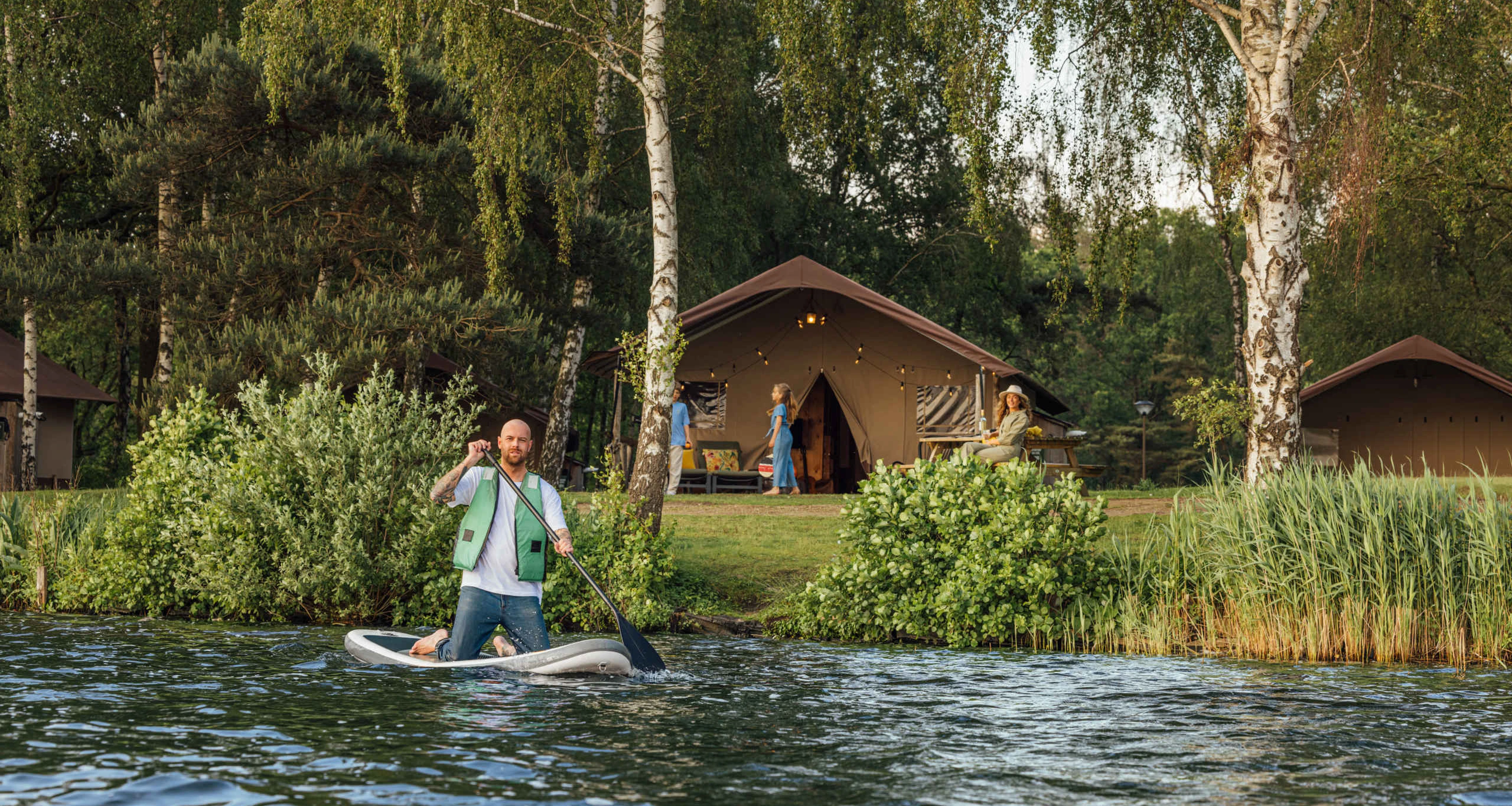 Man op een sup bij de Safaritenten op Lake Resort Beekse Bergen