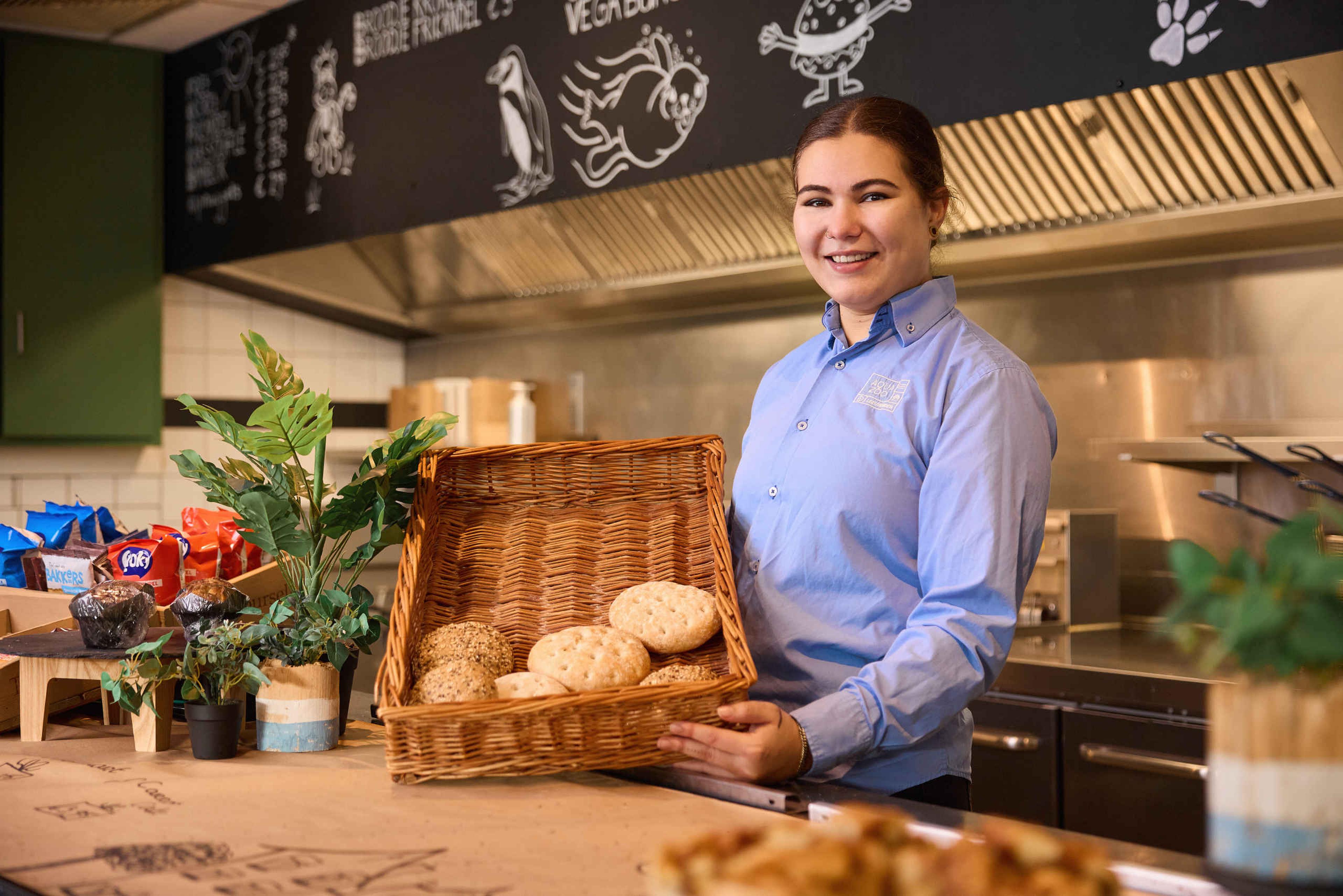 Medewerkster horeca in het restaurant van AquaZoo Leeuwarden