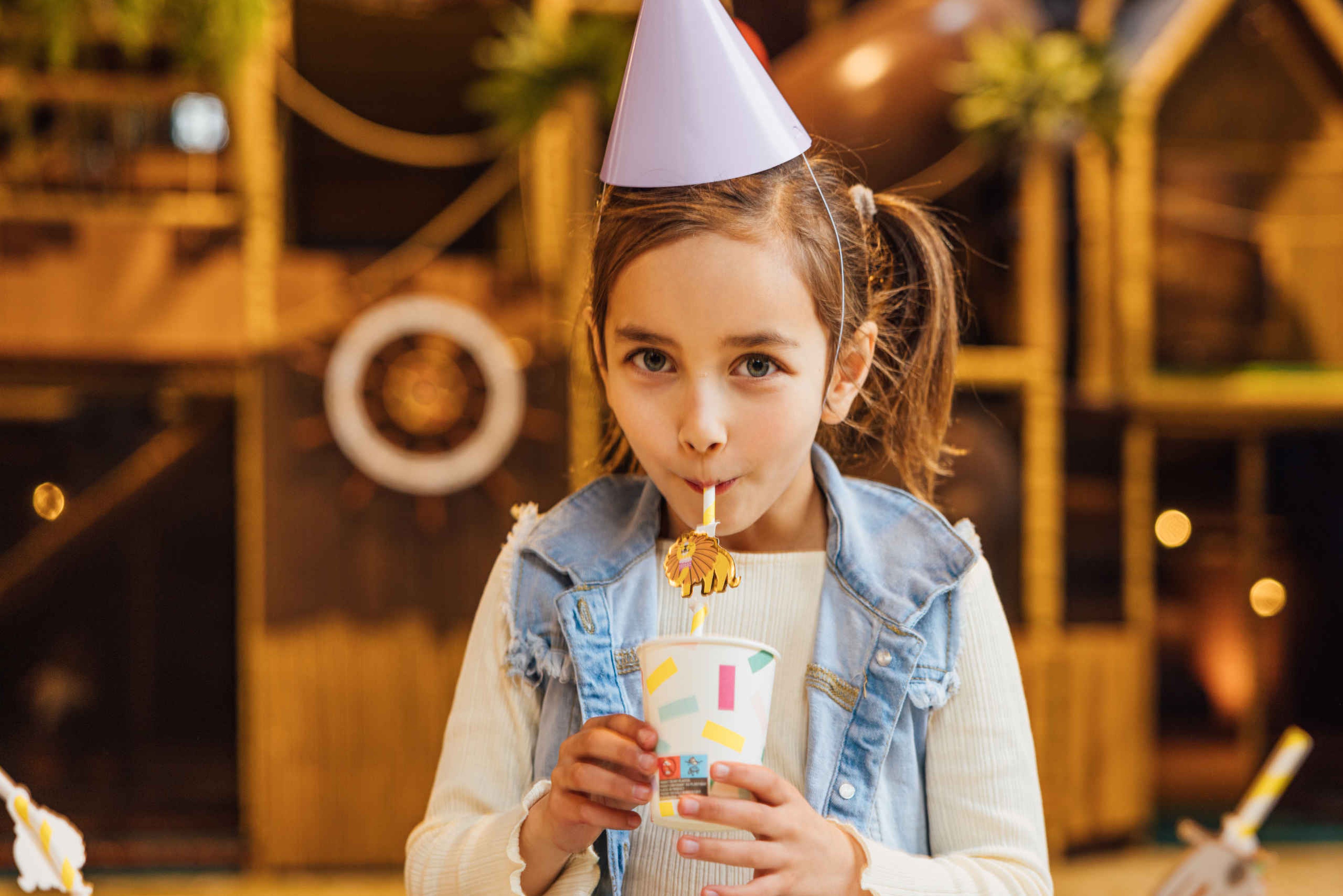 Kind met limonade tijdens kinderfeestje bij Speelland Indoor Beekse Bergen