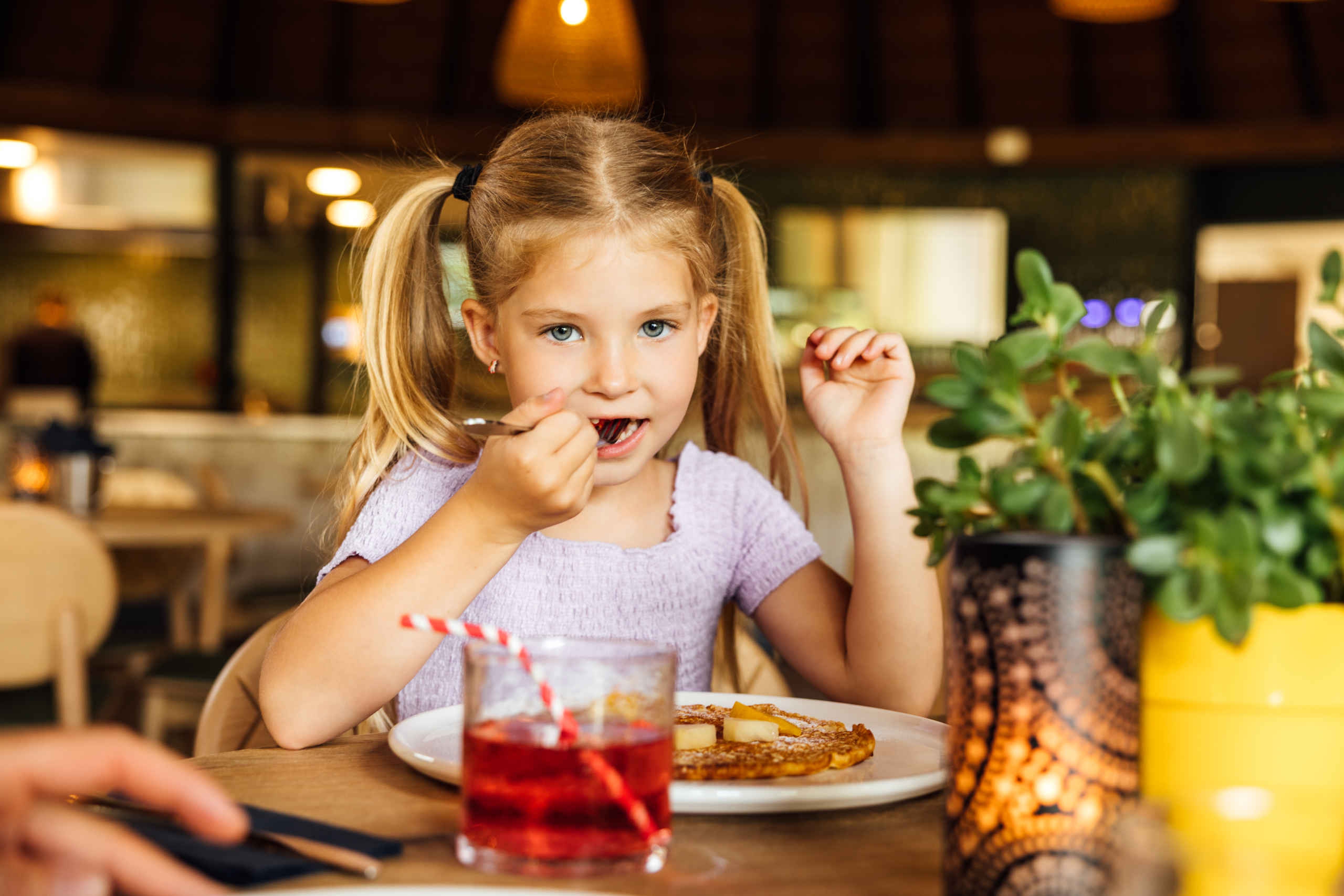 Meisje eet pannenkoek in Wanyama in Safaripark Beekse Bergen