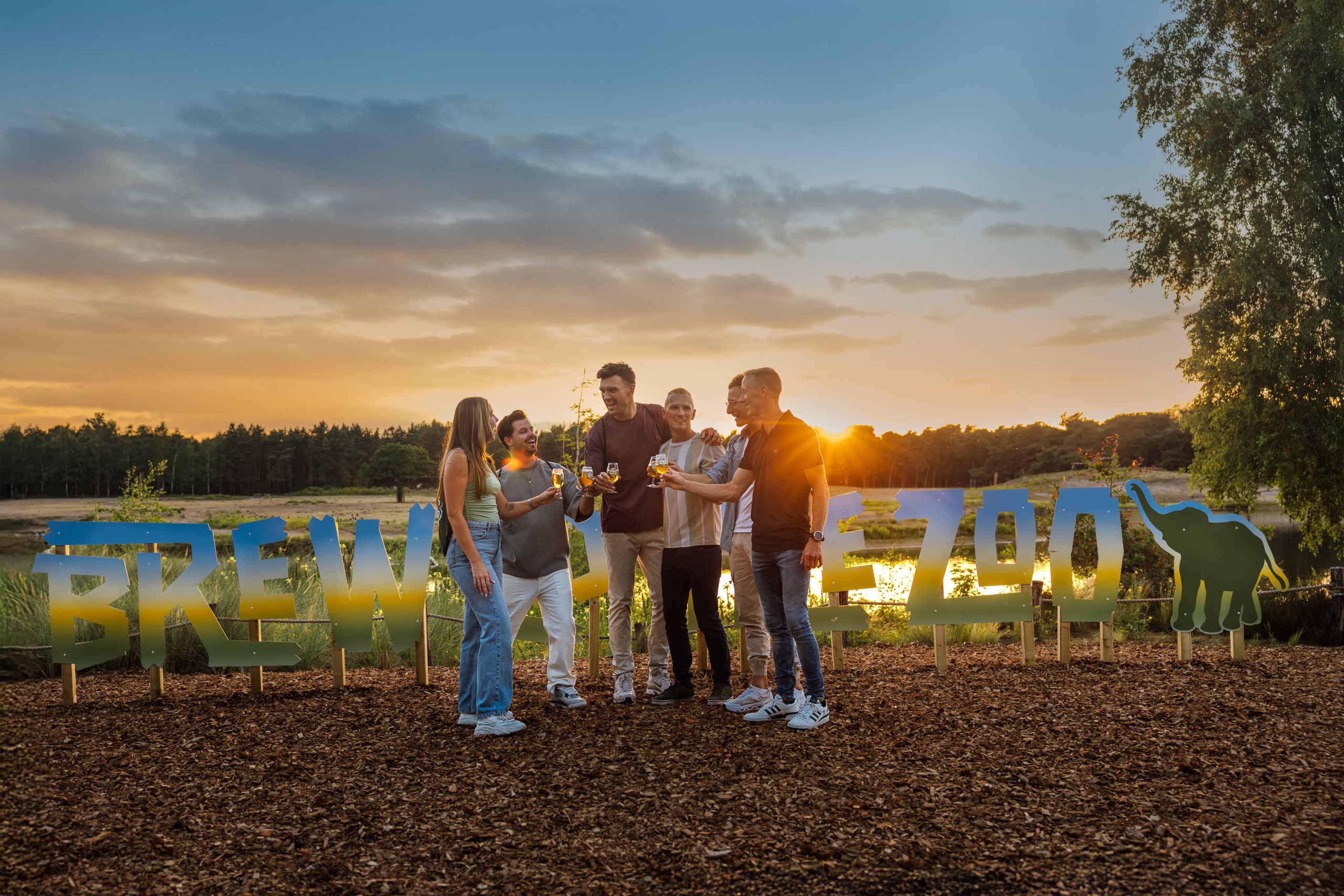 Bier volwassenen proosten een vriendengroep tijdens Brew@theZoo bij Safaripark Beekse Bergen