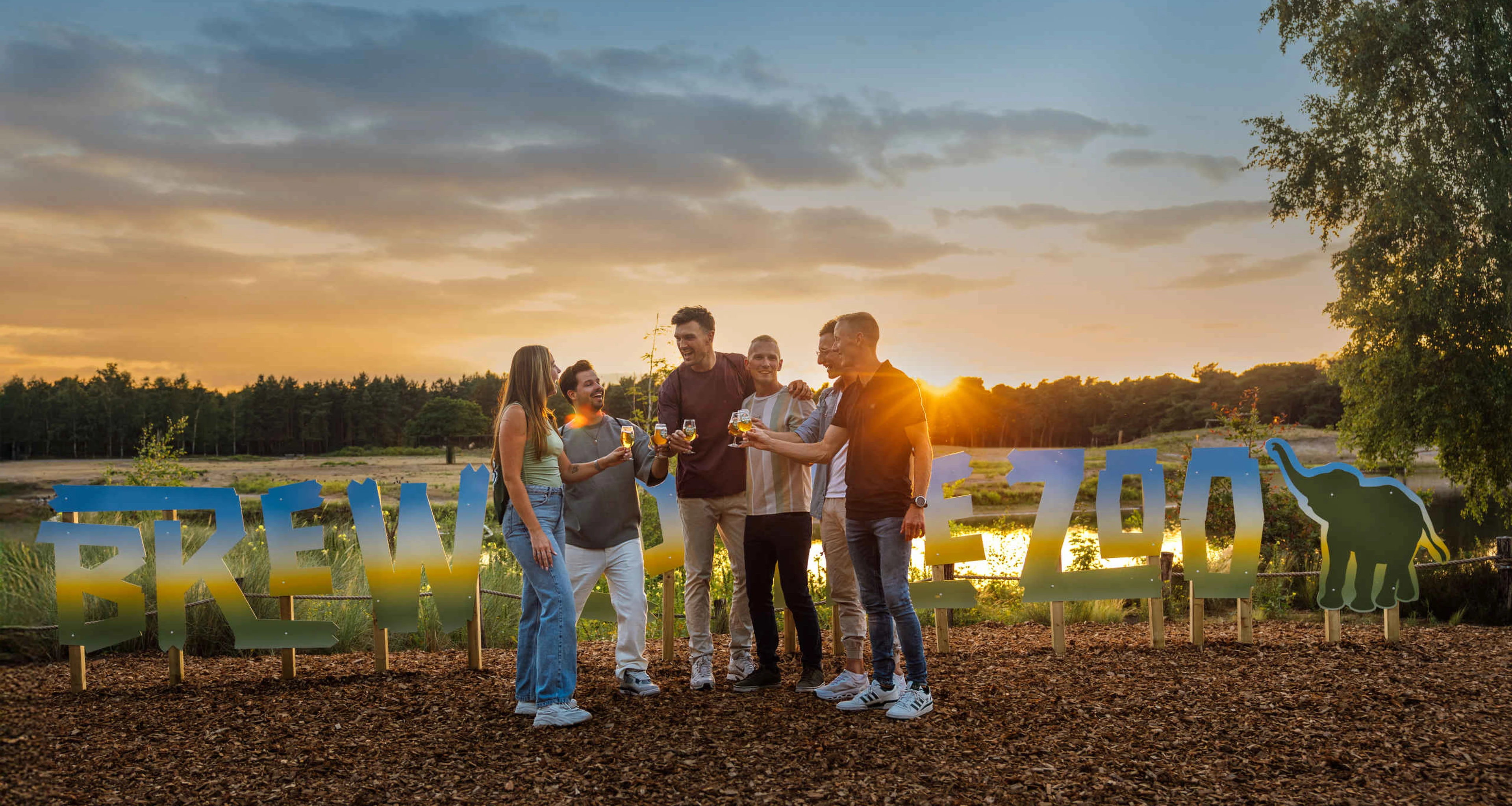 Bier volwassenen proosten een vriendengroep tijdens Brew@theZoo bij Safaripark Beekse Bergen