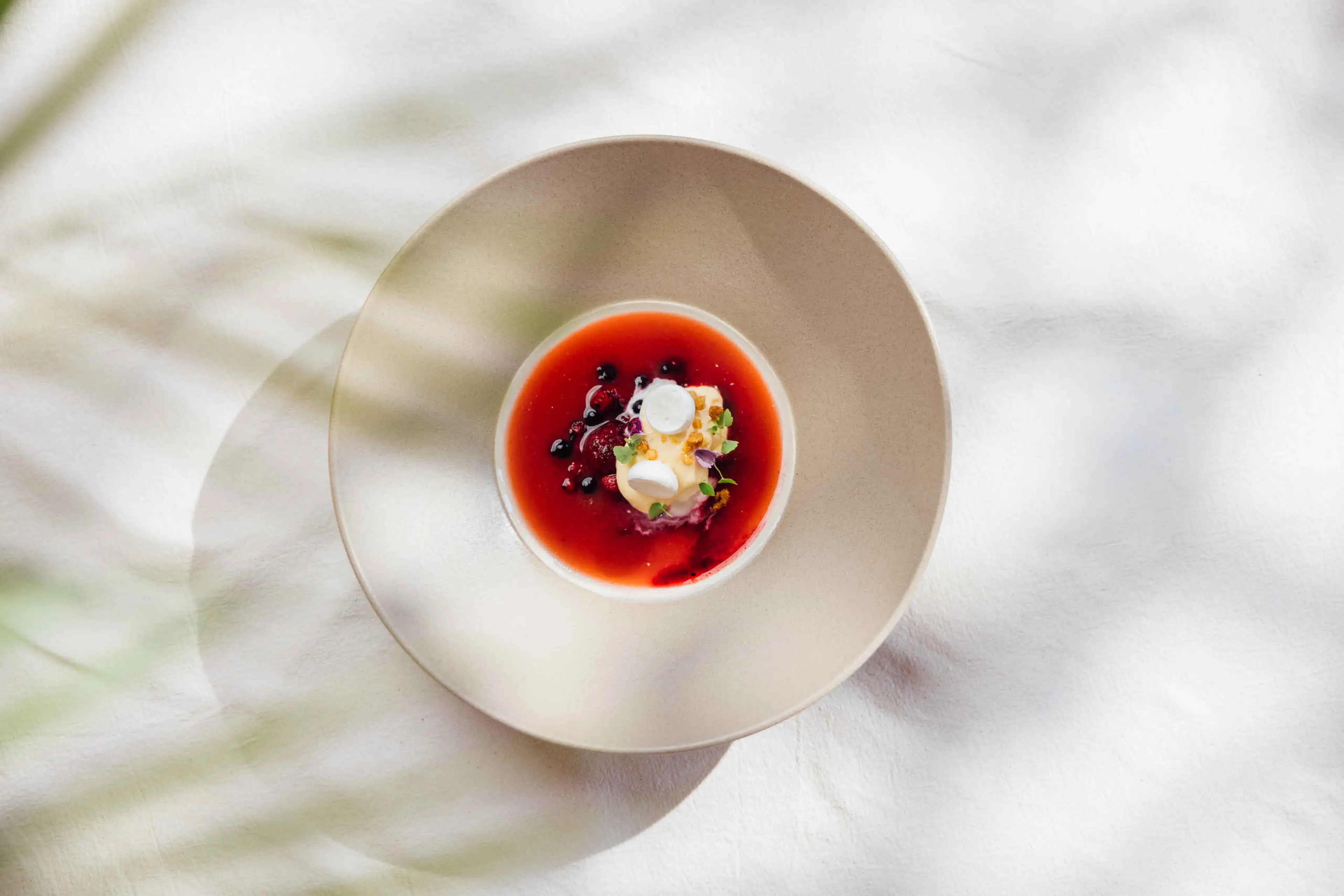 Opgemaakt bord met nagerecht bij Orangerie Steenenburg
