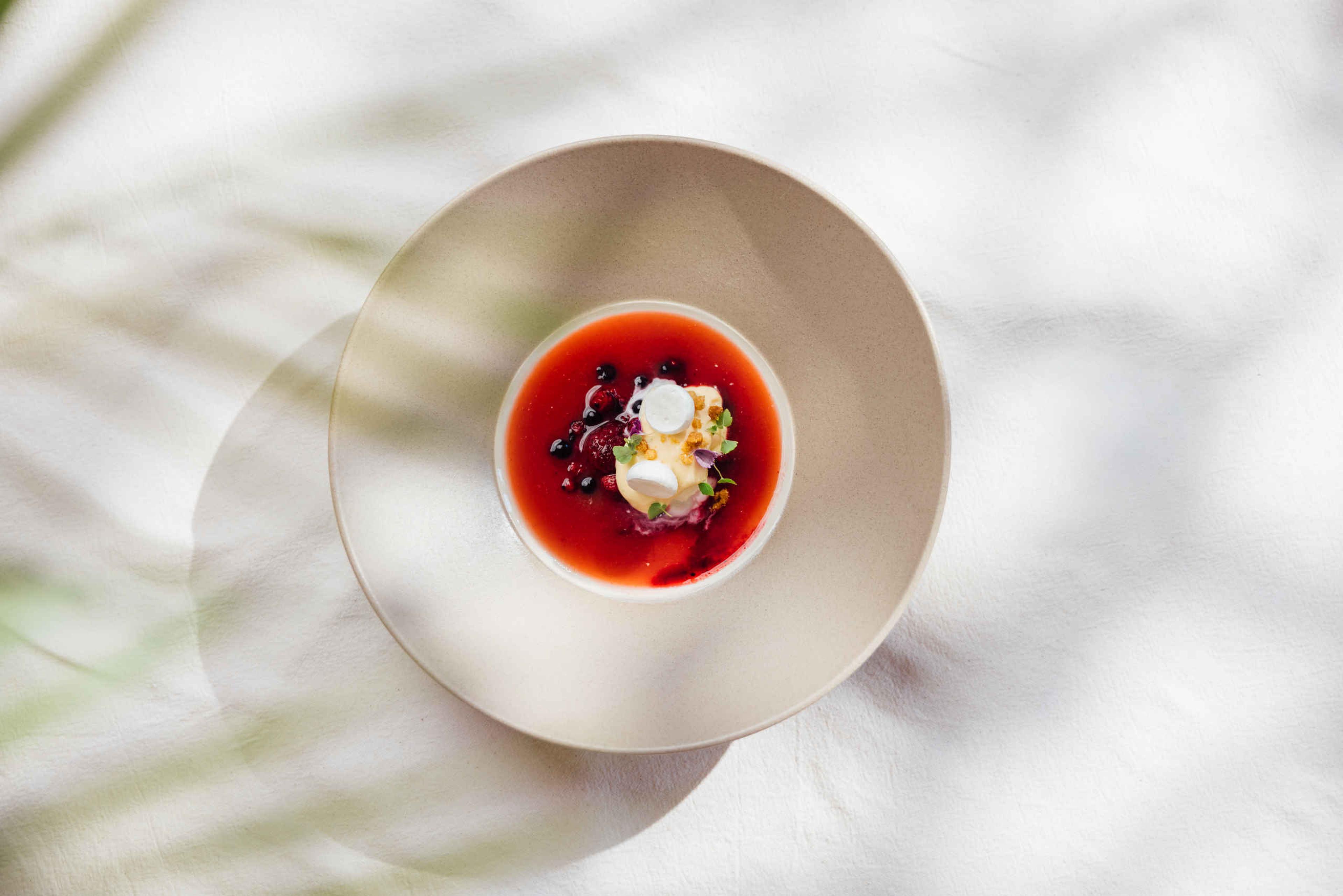 Opgemaakt bord met nagerecht bij Orangerie Steenenburg