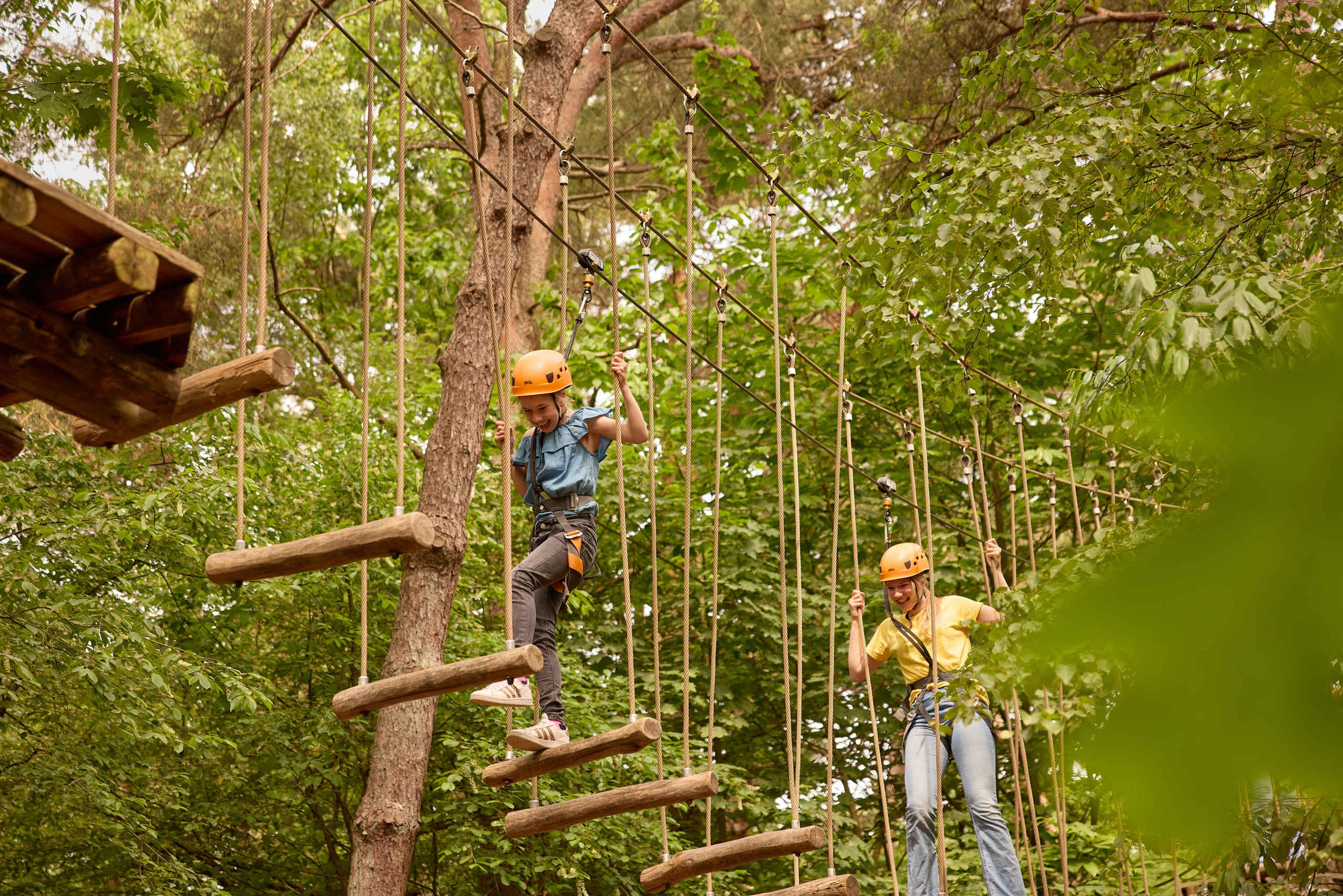 Kind en volwassene op touwbrug in Klimrijk Brabant