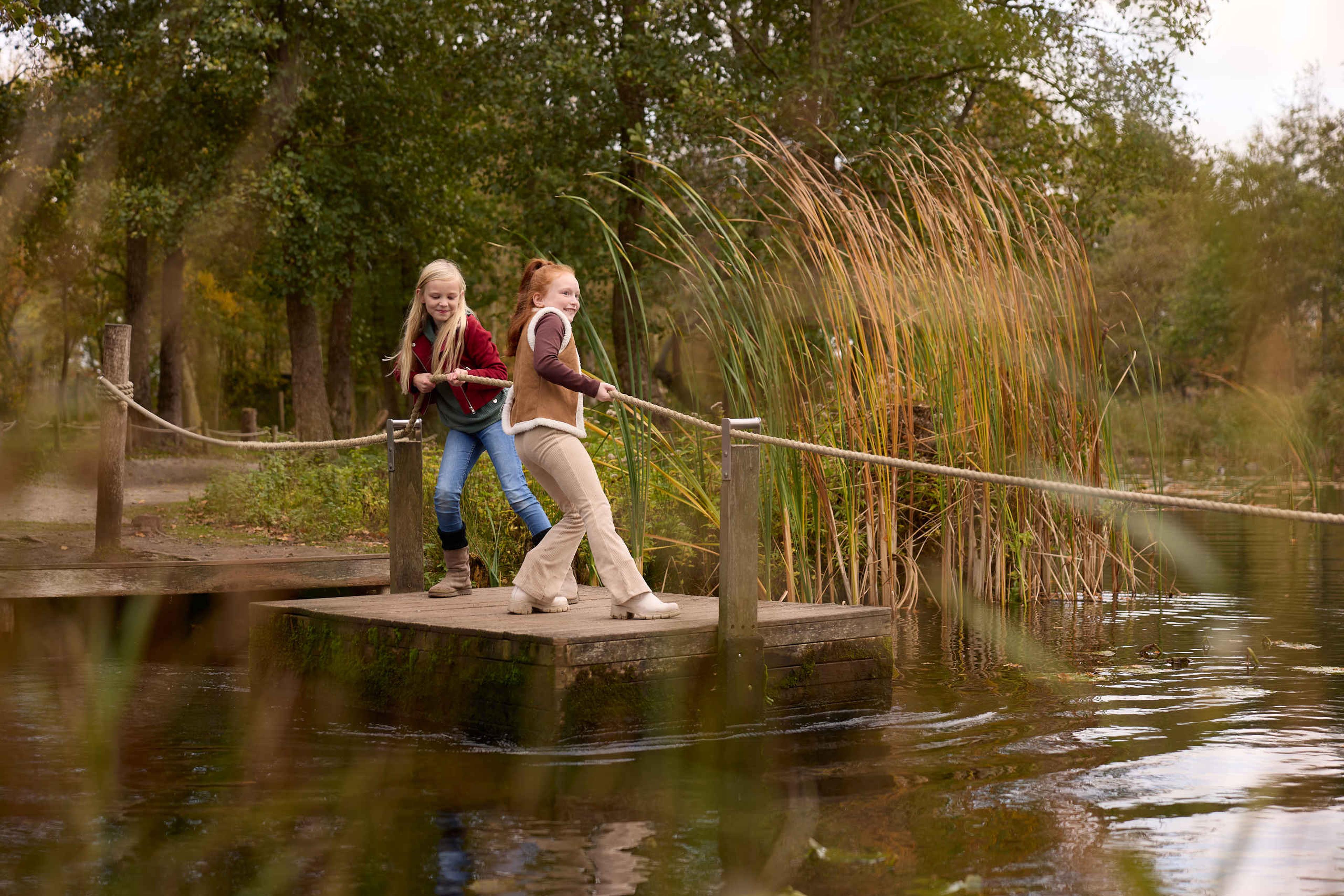 Herfst kinderen spelen op het vlot in AquaZoo Leeuwarden