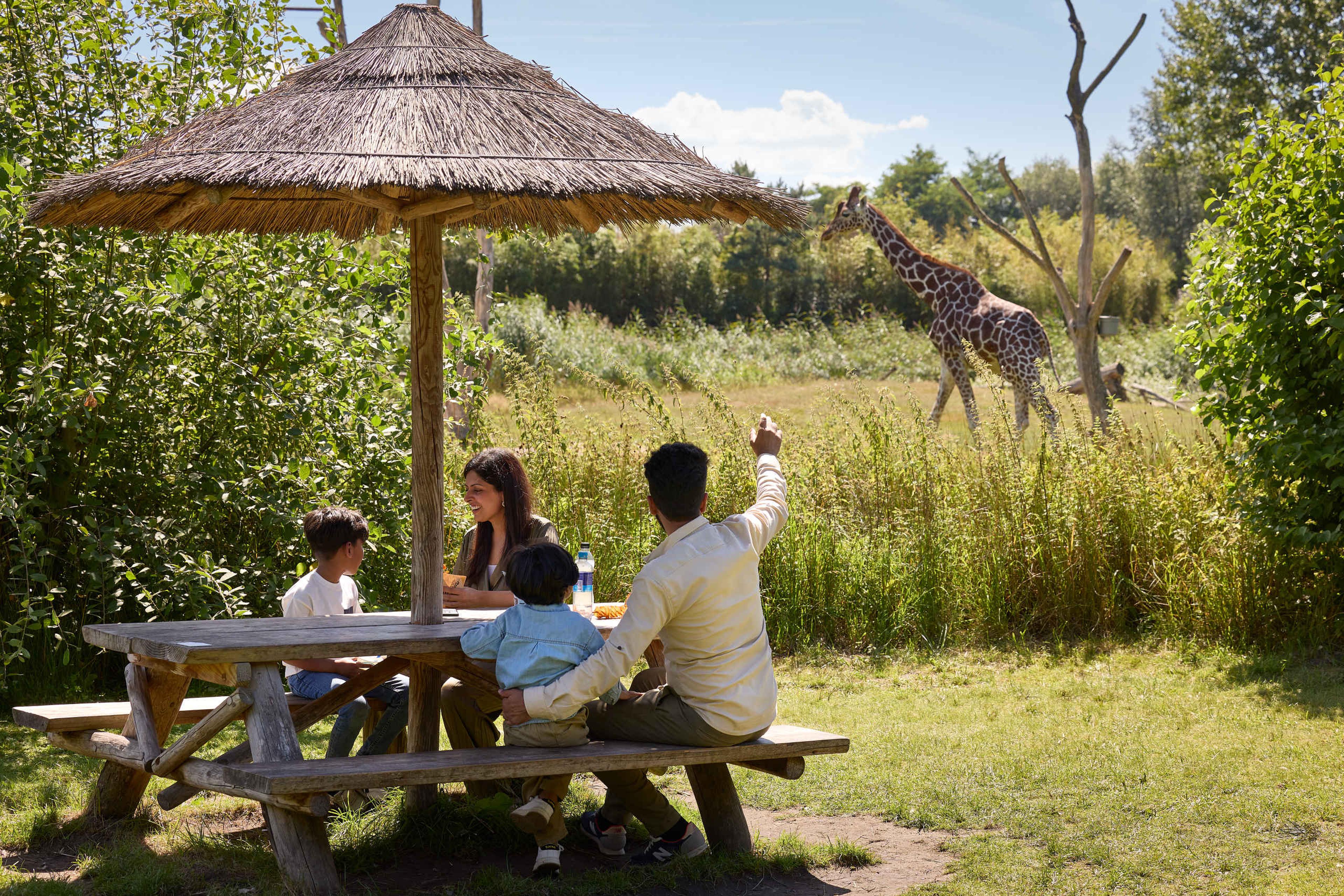 Kinderen met ouders bij horeca basecamp ZooParc Overloon