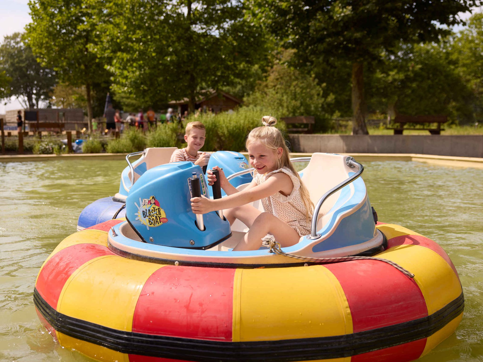 Kinderen in de botsboten bij Speelland Beekse Bergen