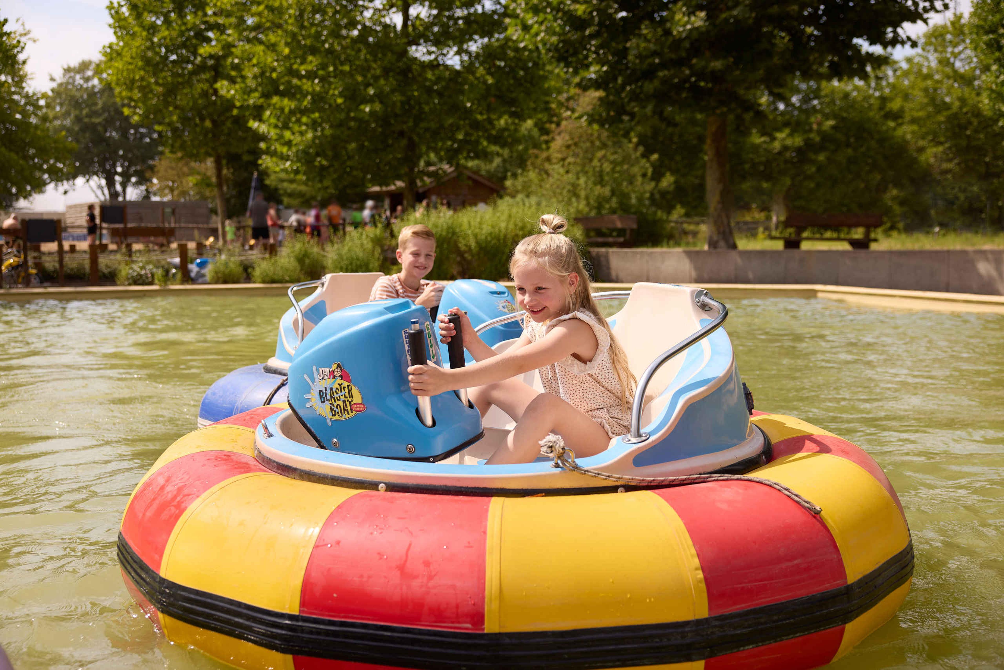 Kinderen in de botsboten bij Speelland Beekse Bergen