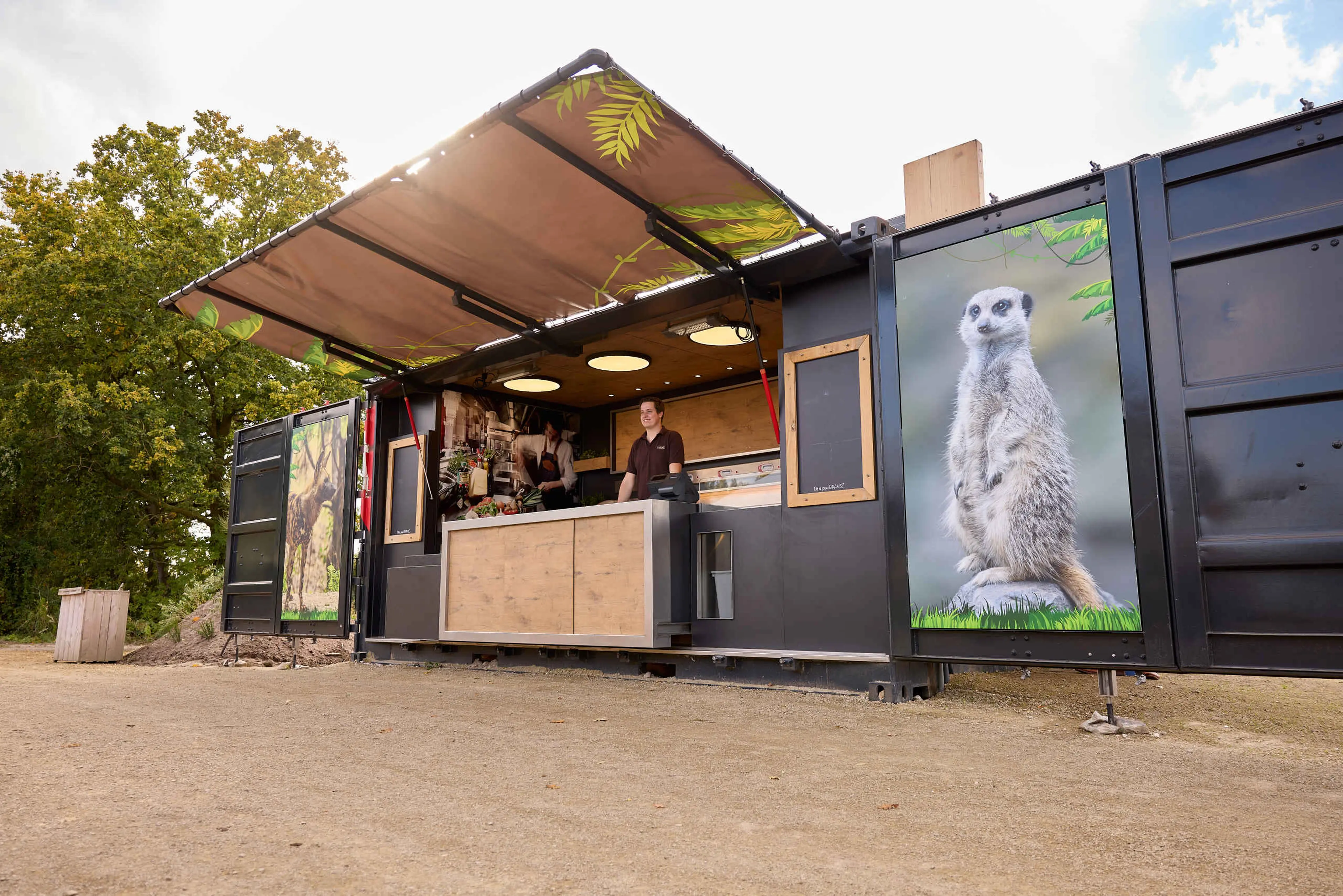 Herfst horeca kraam medewerker bij Ngorongoro ZooParc Overloon