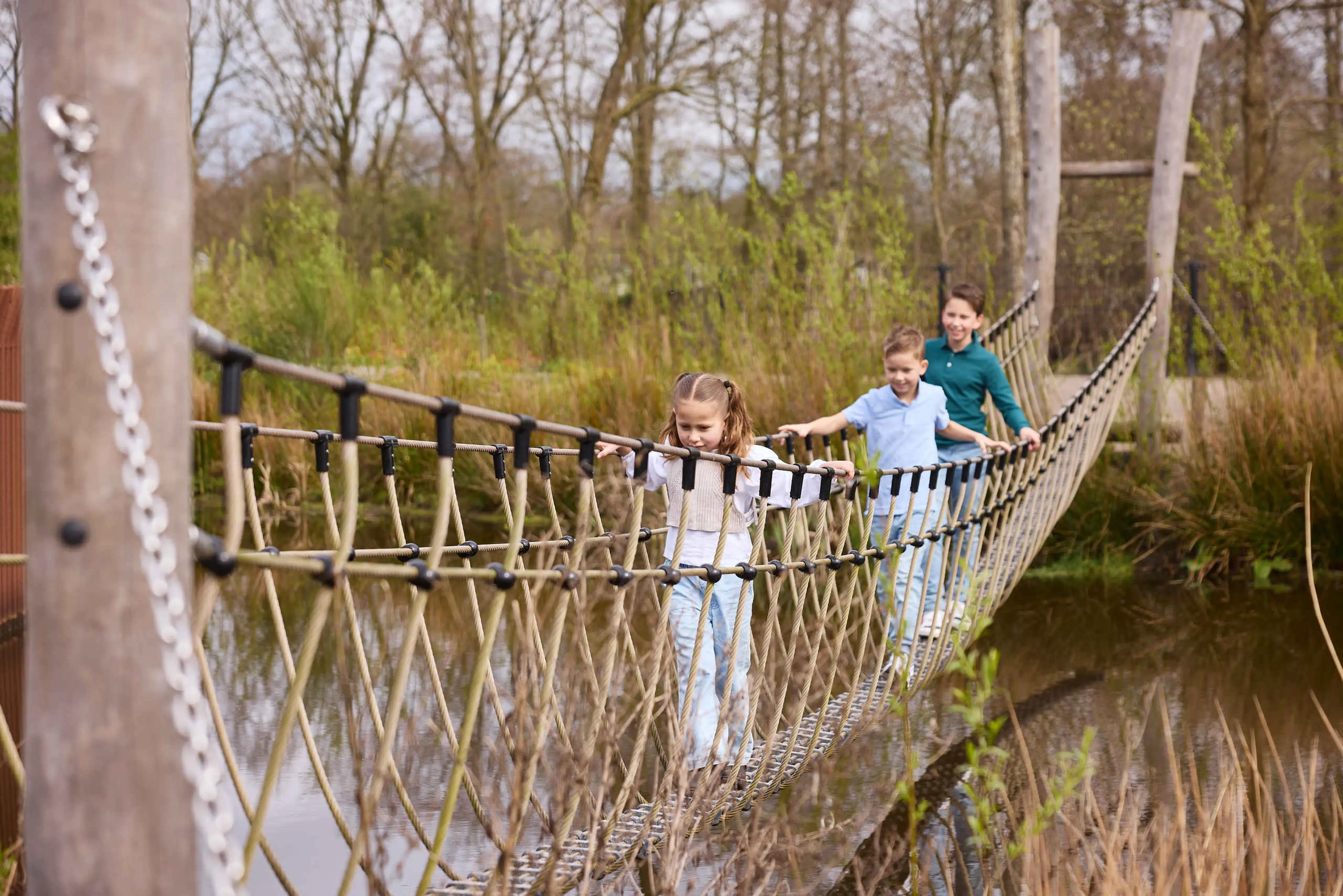 Kinderen op een loopbrug in de speeltuin van AquaZoo Leeuwarden