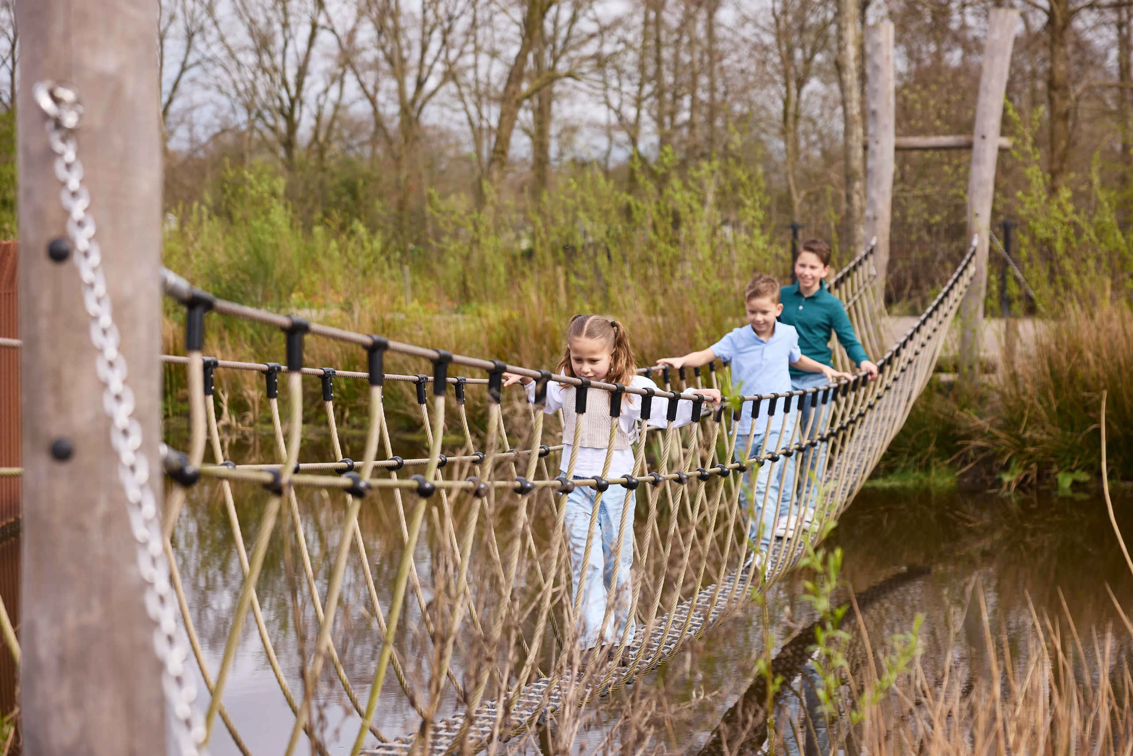 Kinderen op een loopbrug in de speeltuin van AquaZoo Leeuwarden