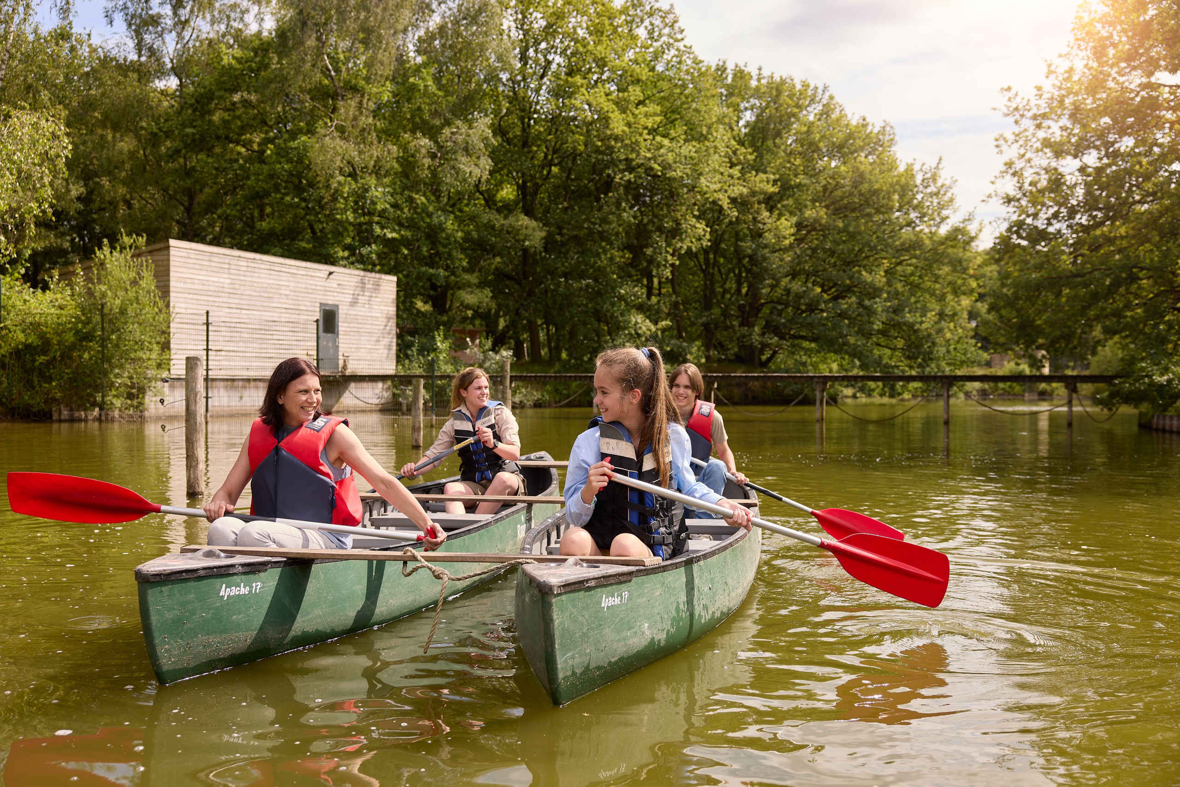 Zomer ringstaartmaki verblijf groep vrienden tijdens de kanosafari in Safaripark Beekse Bergen