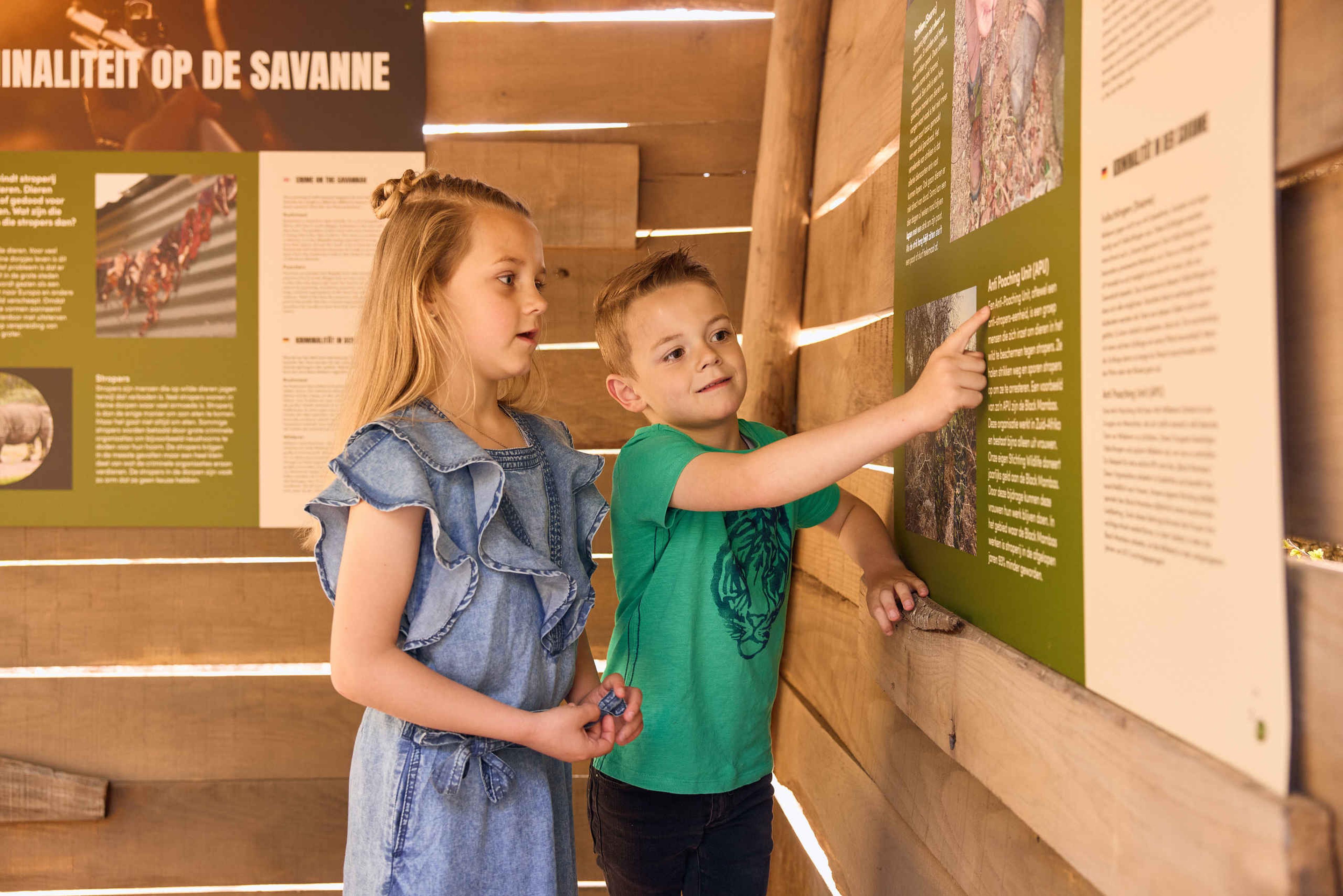 Kinderen bij een bord over de neushoorns in Safaripark Beekse Bergen