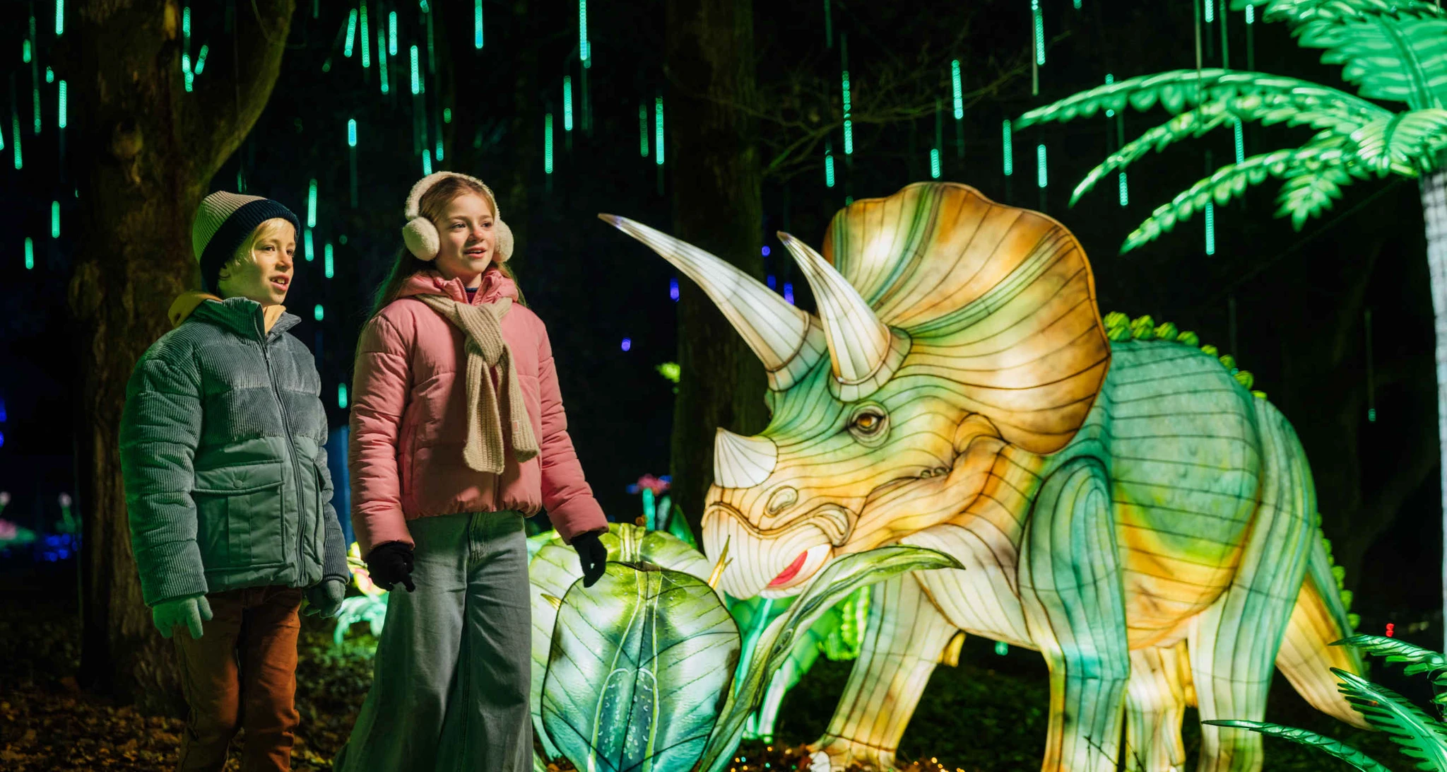 Kinderen bij dino lichtfiguur tijdens Light Safari Beekse Bergen