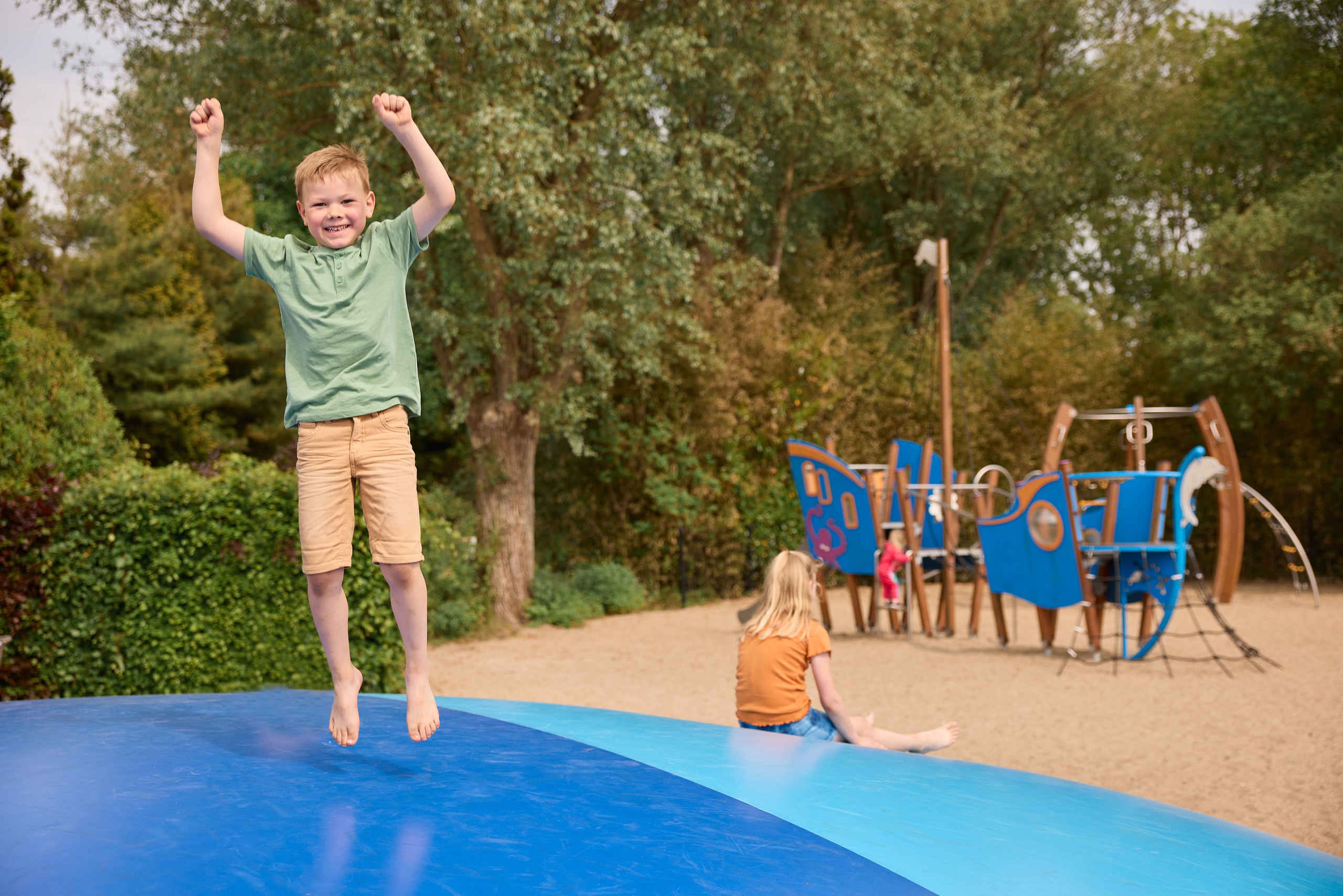 Jongen op luchttrampoline in speeltuin AquaZoo Leeuwarden