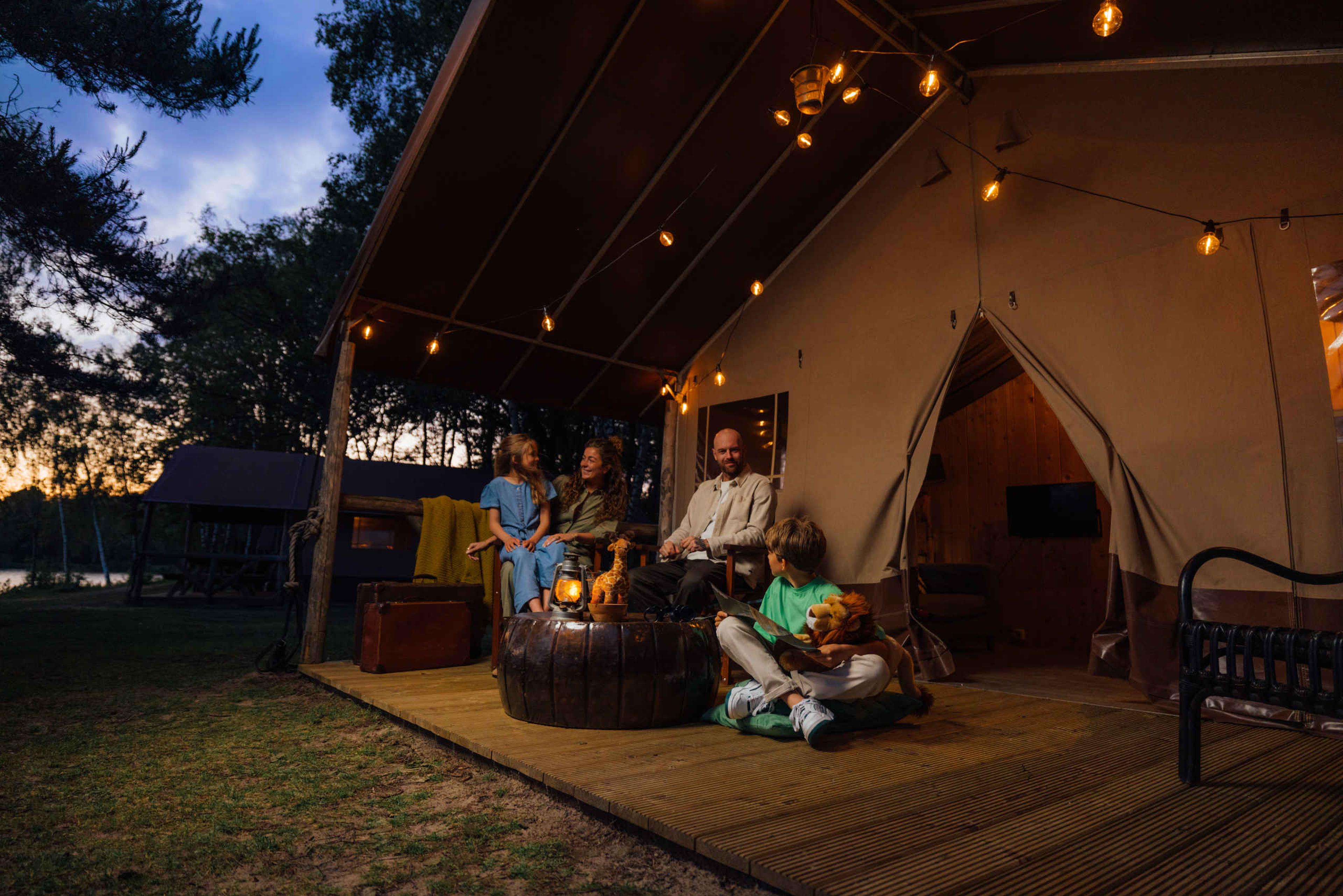 Gezin bij Safaritent Big Five op Lake Resort Beekse Bergen