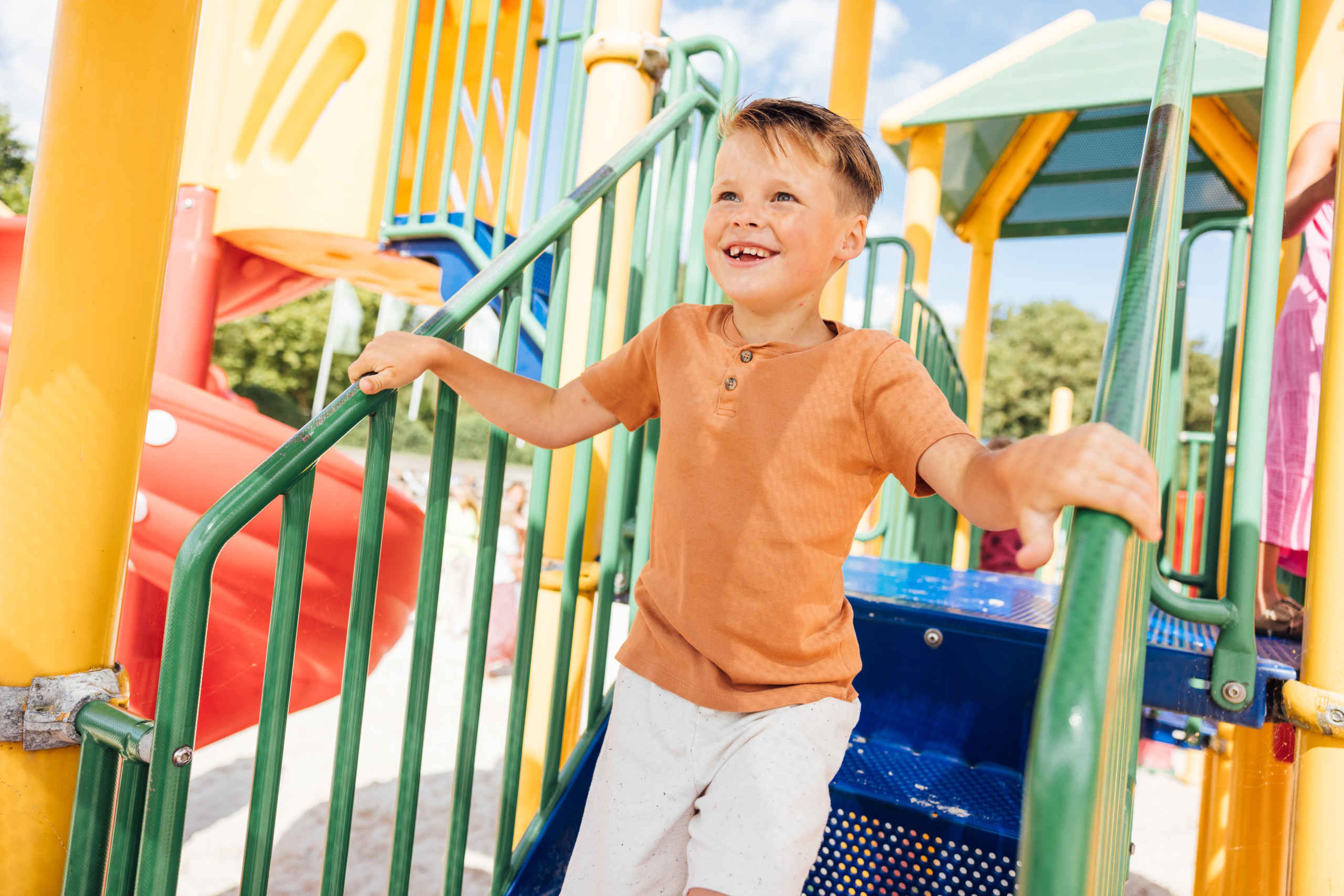 Jongen op een speeltoestel in Speelland Beekse Bergen