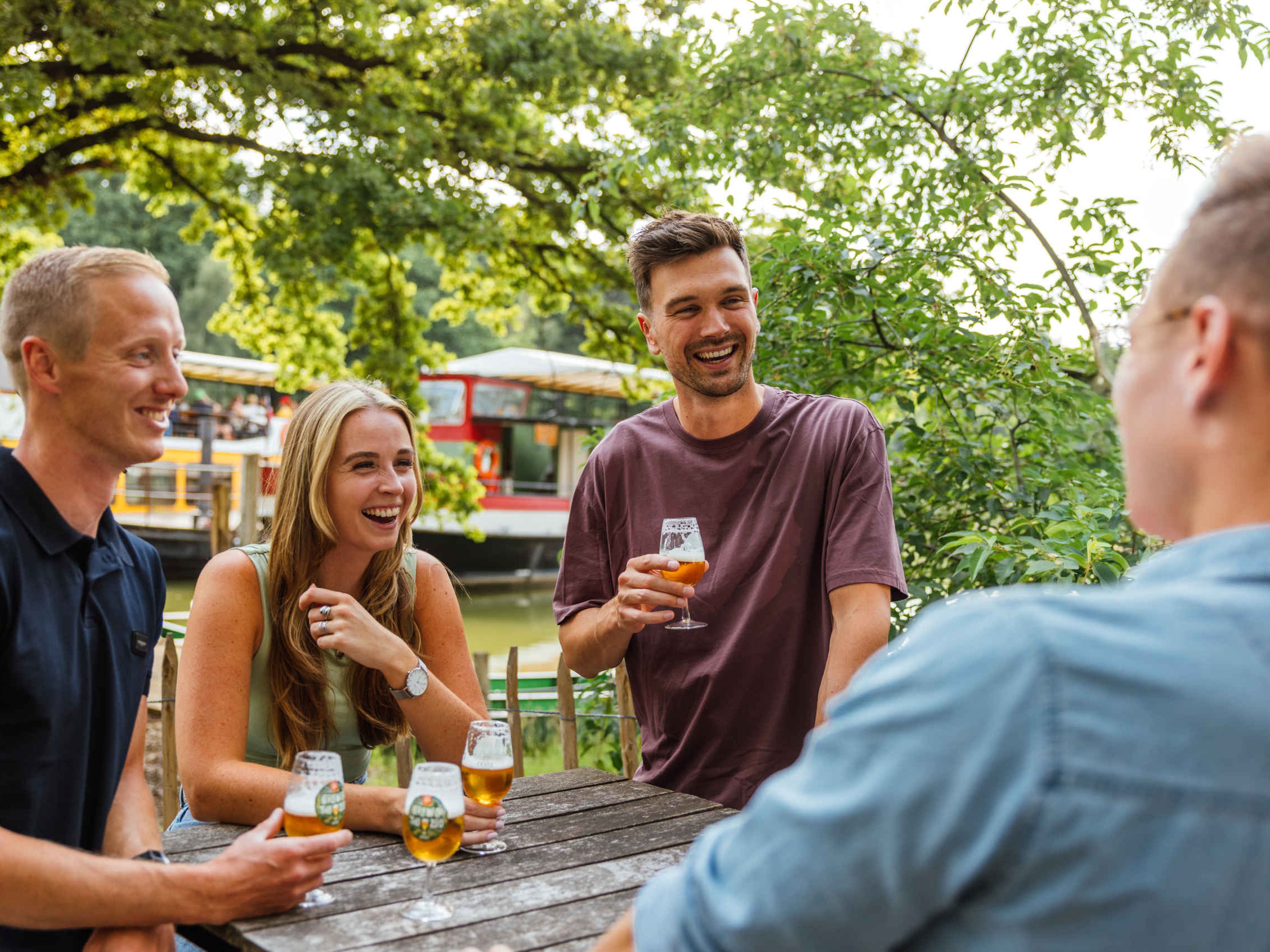 Bootsafari bij een groep vrienden tijdens Brew @ the Zoo in Safaripark Beekse Bergen