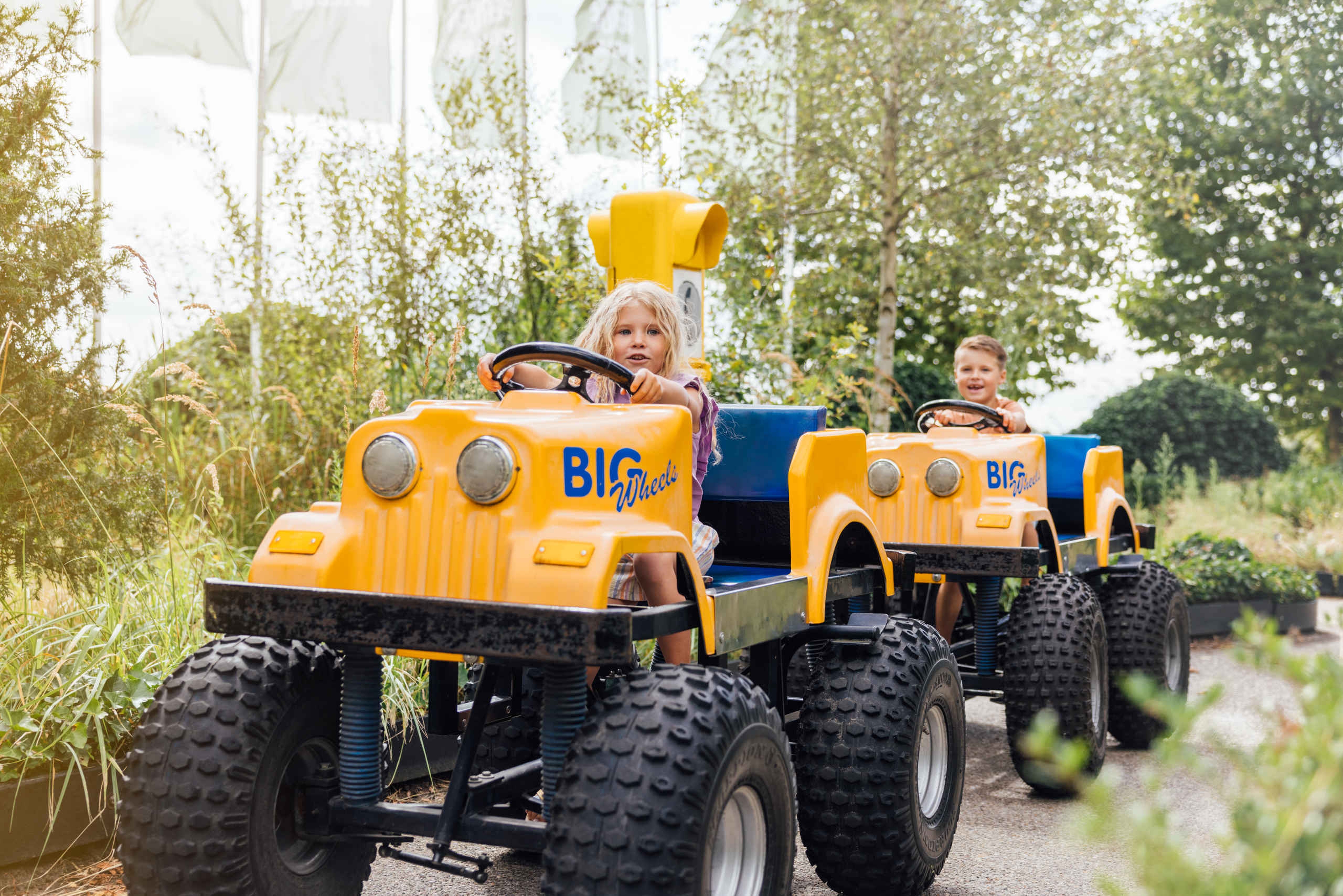 Kinderen in de Big Wheels bij Speelland Beekse Bergen