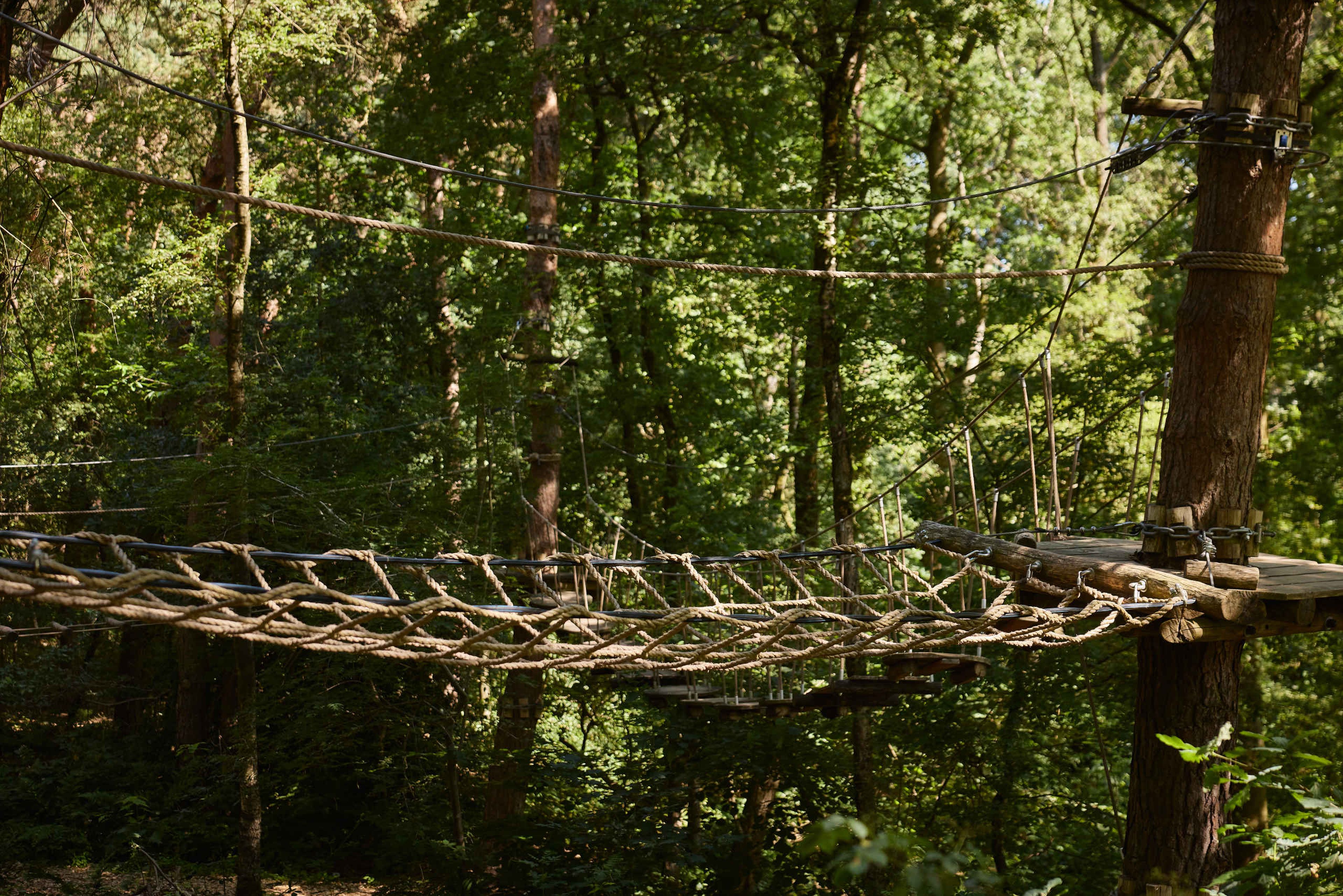 Een nettenbrug op route 2 van het klimparcours bij Klimrijk Brabant