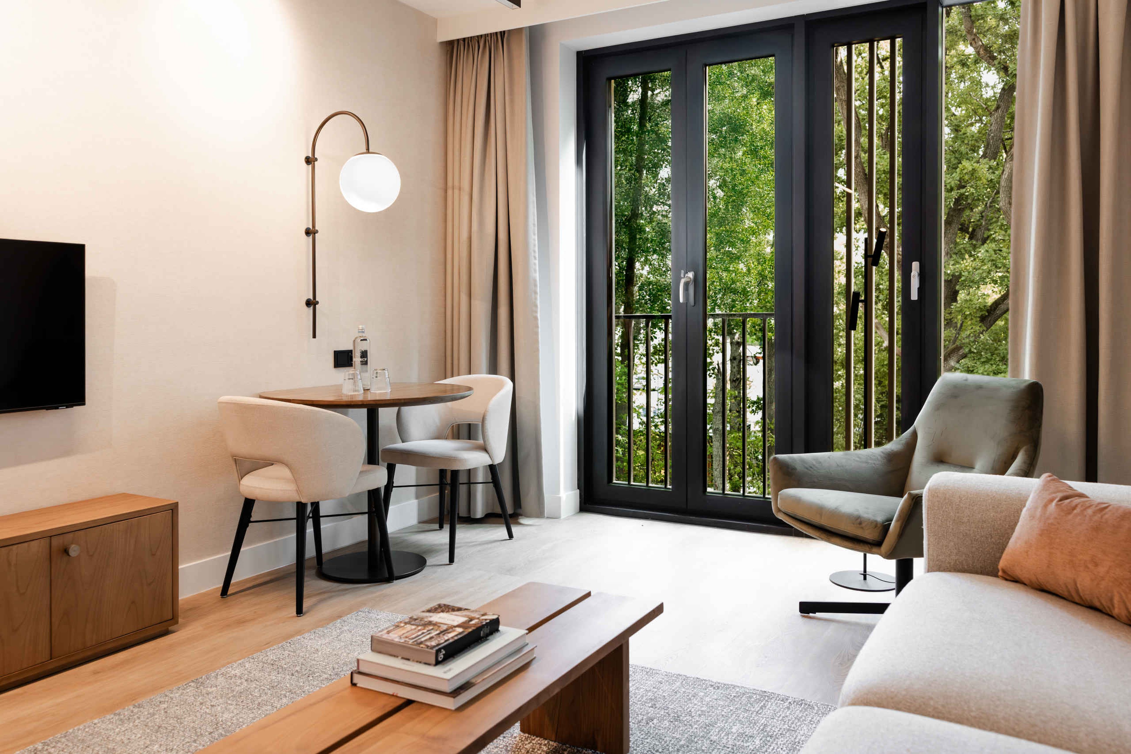 Woonkamer van de suite in Kasteel Steenenburg