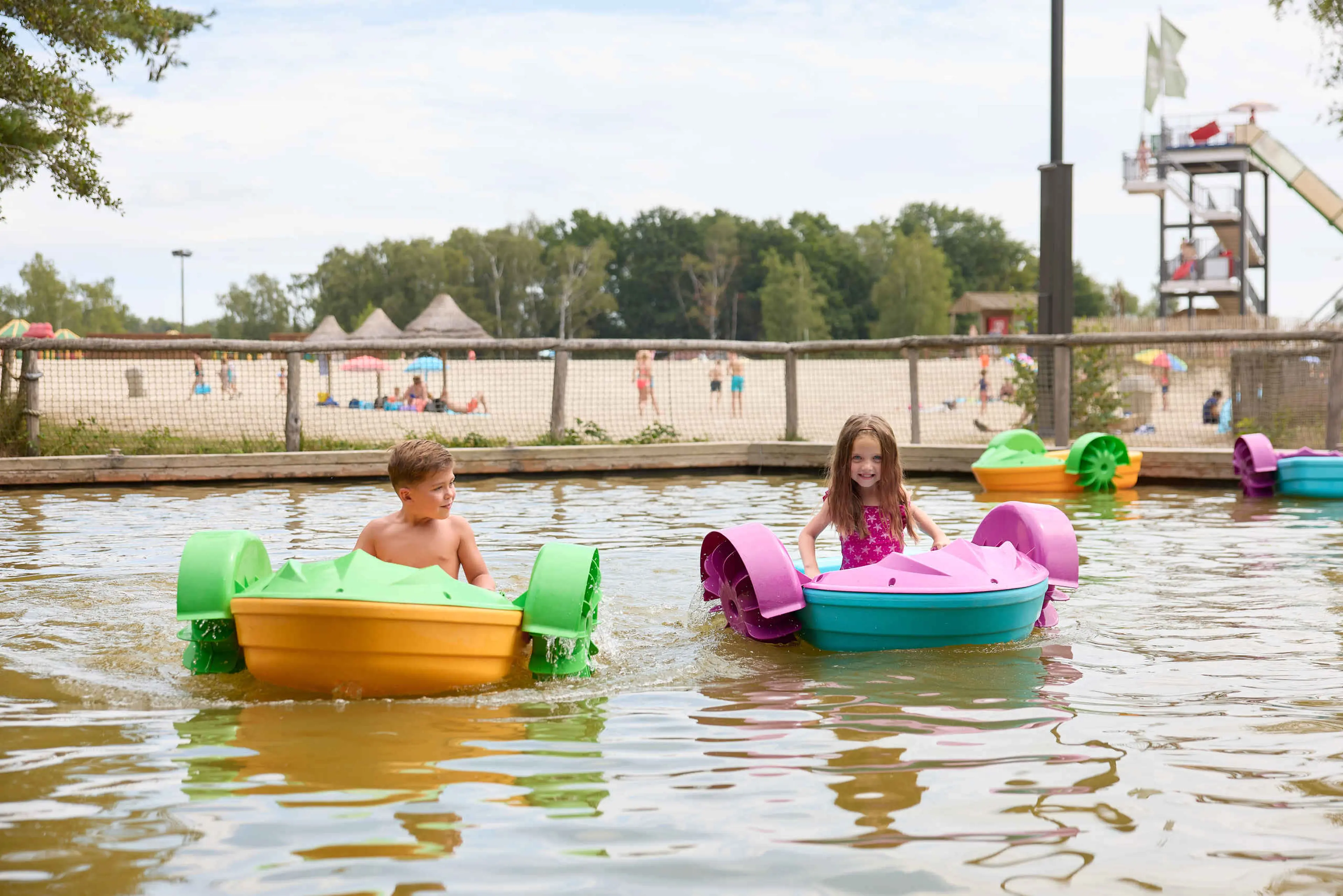 Kinderen in de Power Paddler bij Speelland Beekse Bergen
