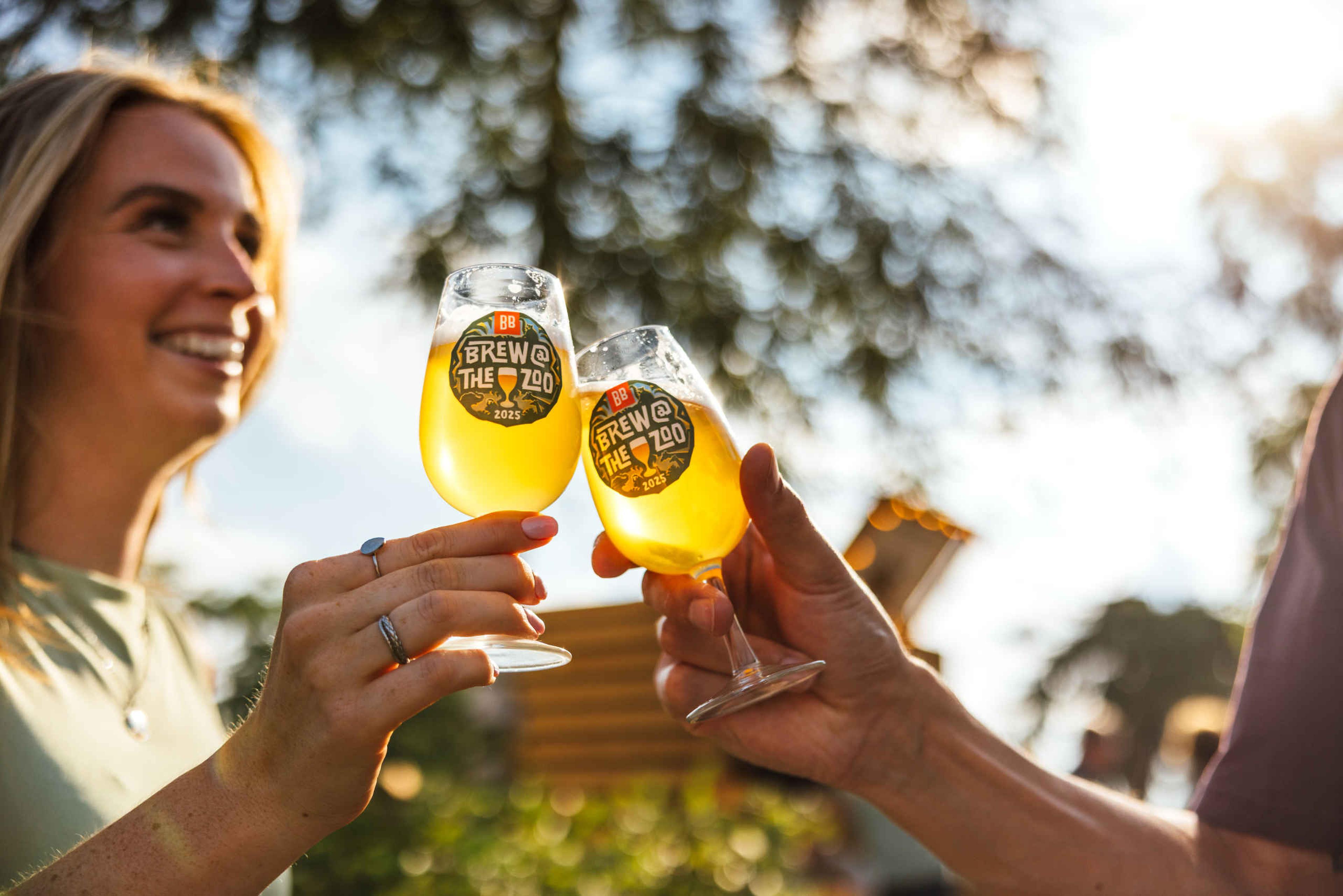 Proosten met bier door vrouw en man B@TZ in Safaripark Beekse Bergen