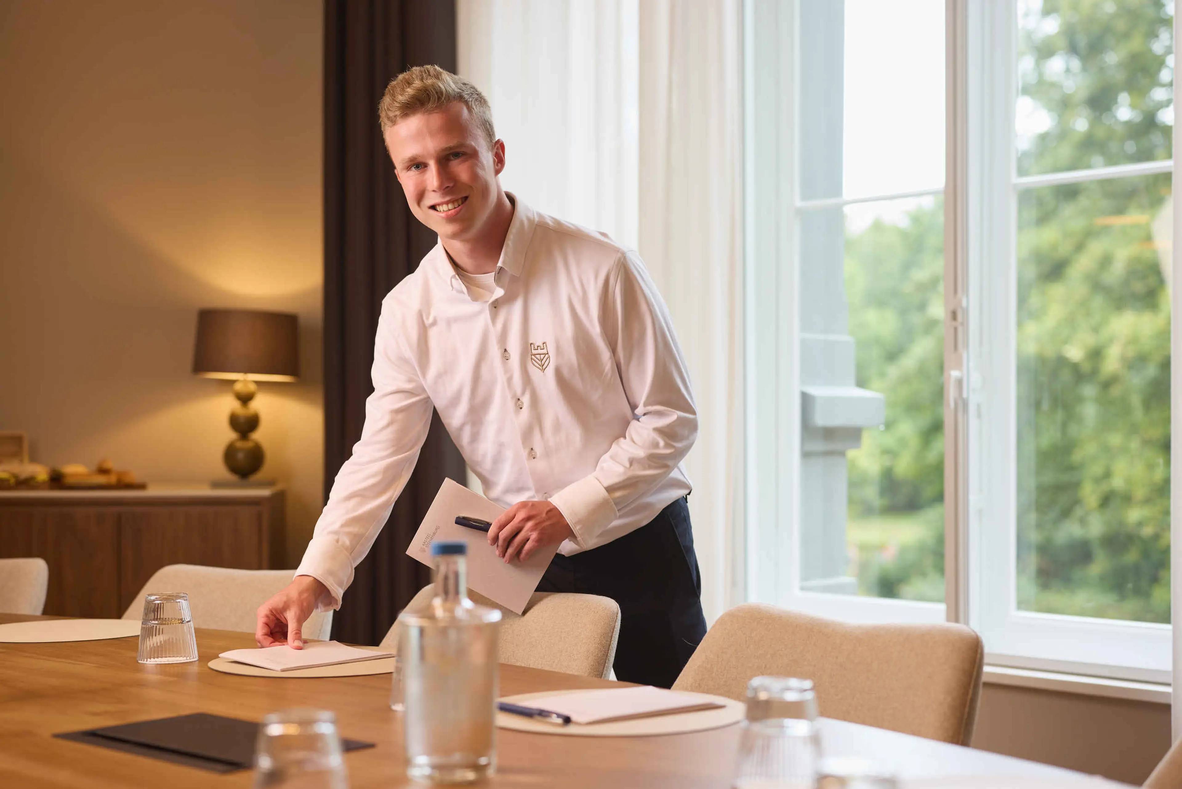 Een Sales medewekers bij Kasteel Steenenburg