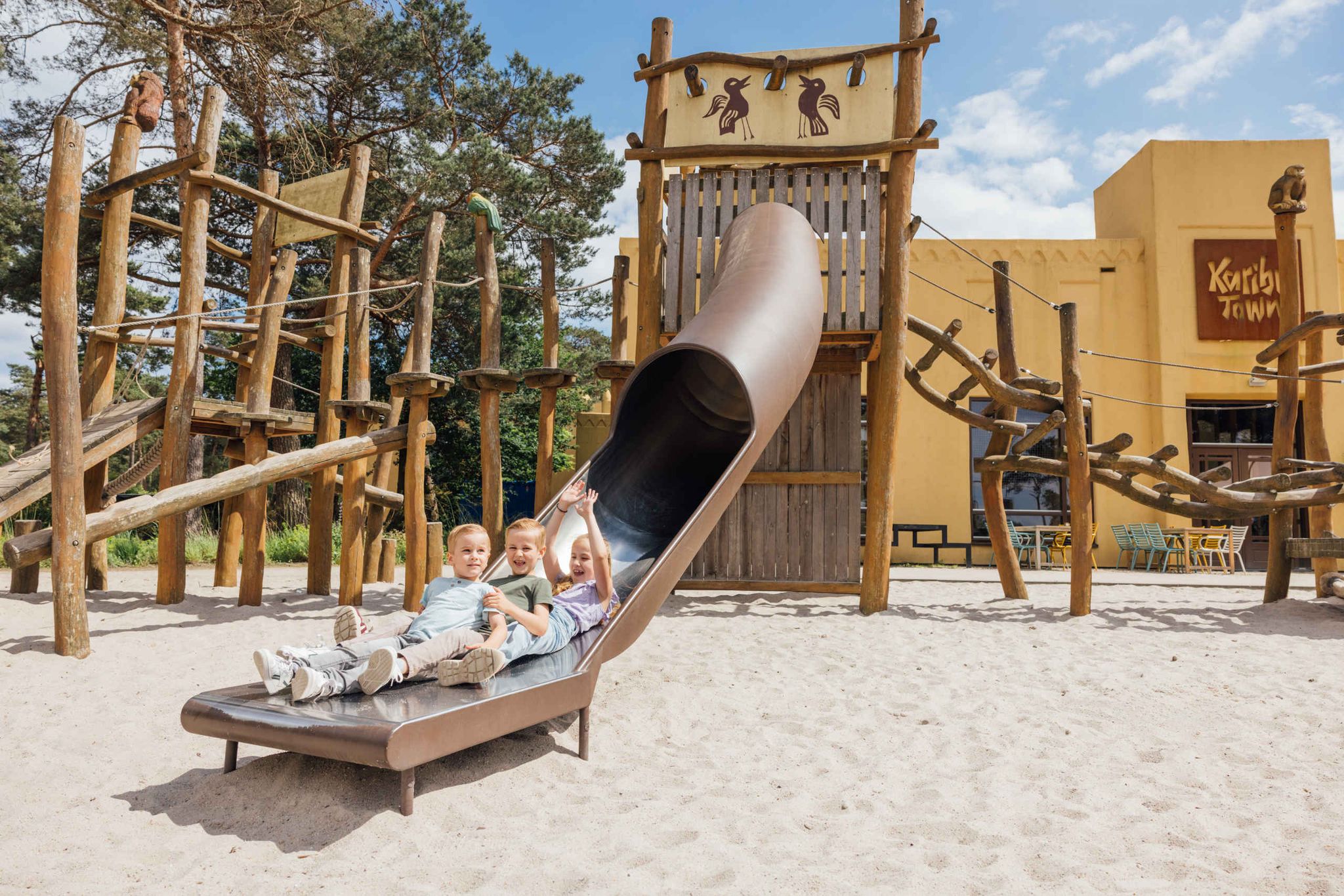 Lente/zomer kinderen spelen in de speeltuin van Karibu Town op Lake Resort in Beekse Bergen