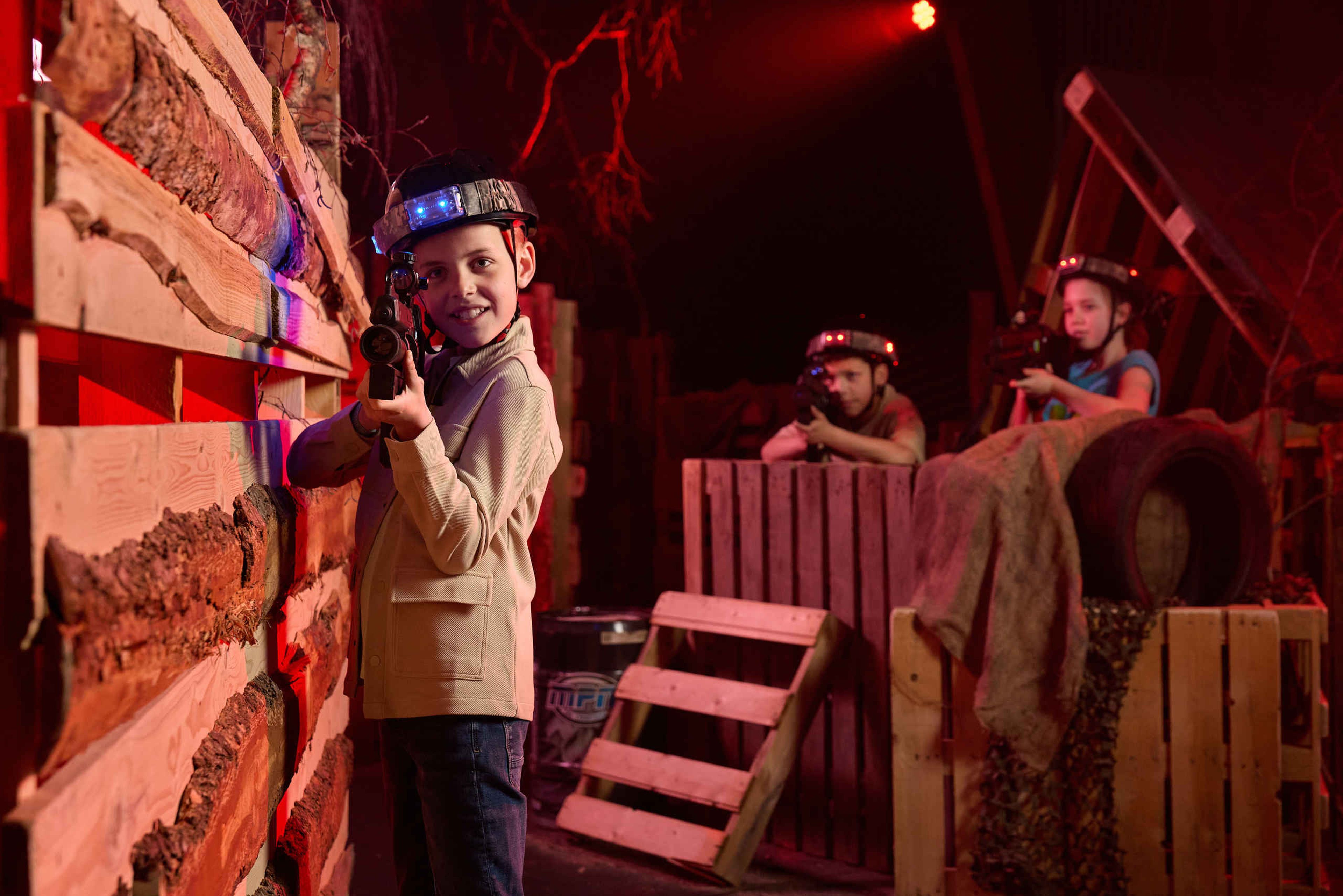 Klimrijk indoor lasergamen jongen voorgrond