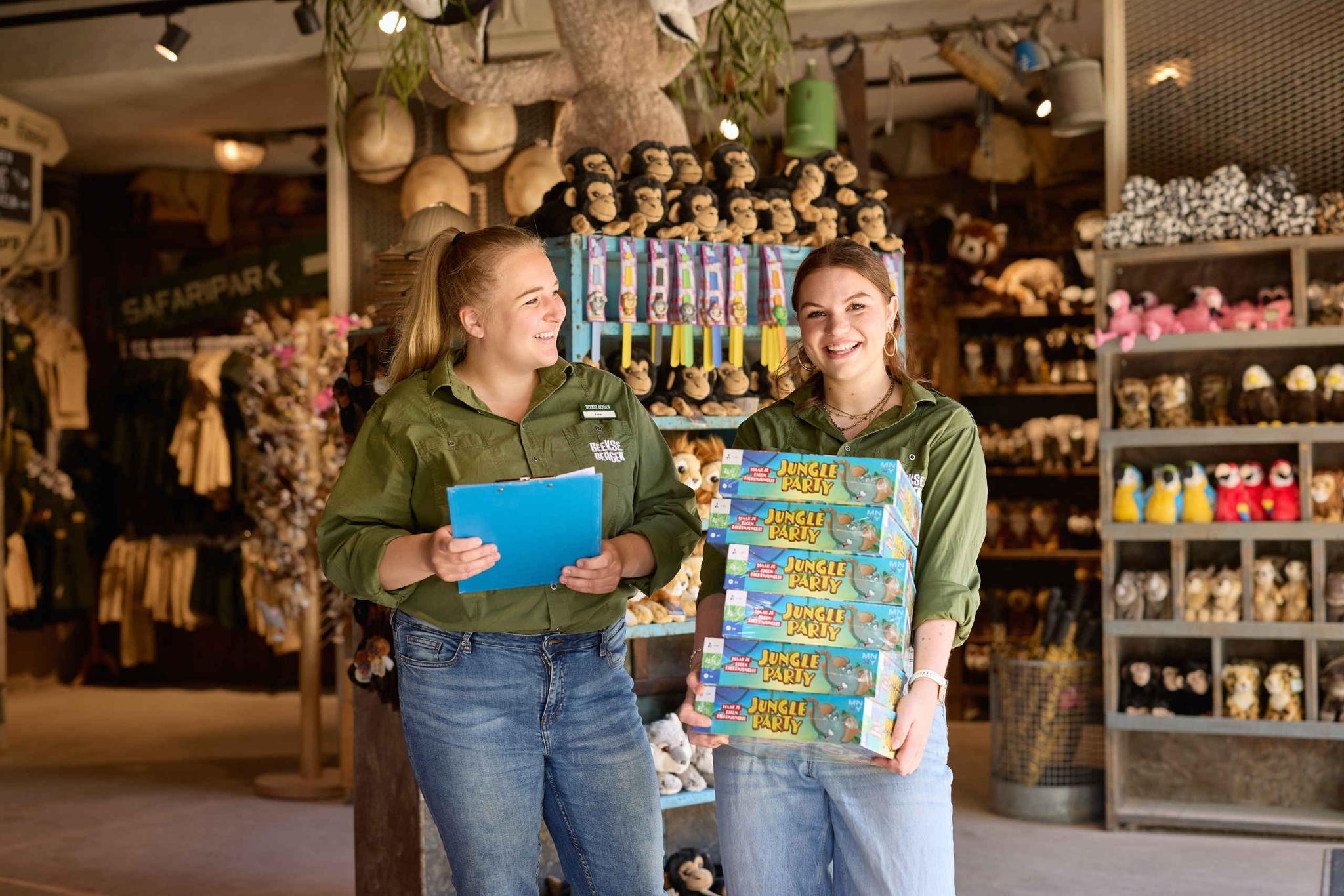 een supervisor en een medewerker retail in Safaripark Beekse Bergen