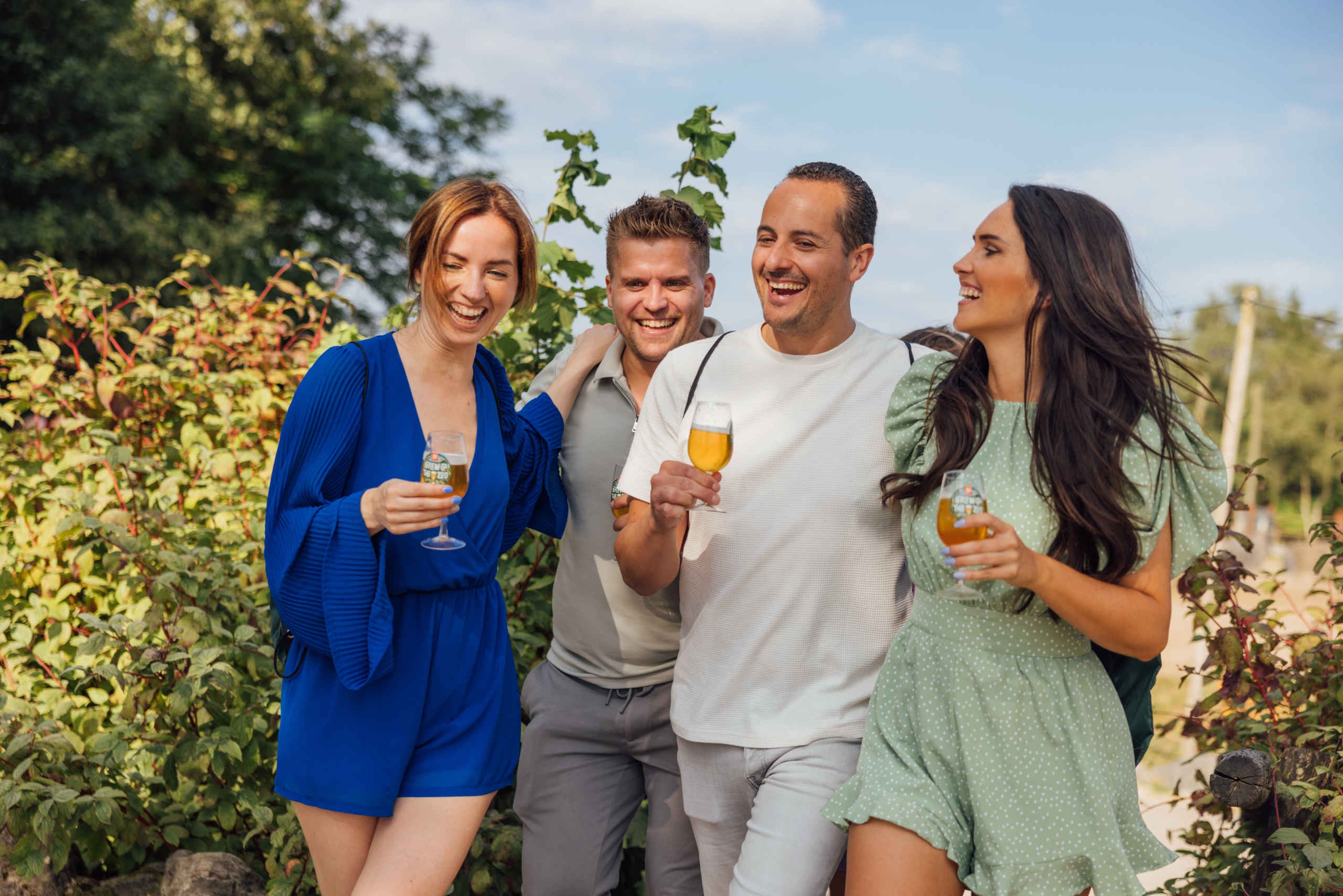 een groep lachende vrienden lopen door het safaripark tijdens Brew@theZoo bij Beekse Bergen