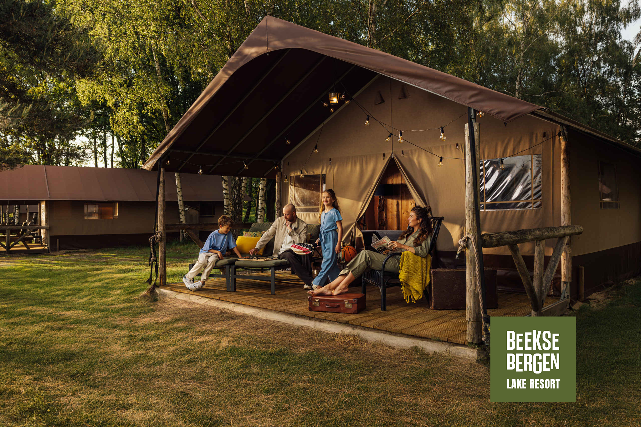 Safaritent Big Five een gezin voor de tent op Lake Resort in Beekse Bergen