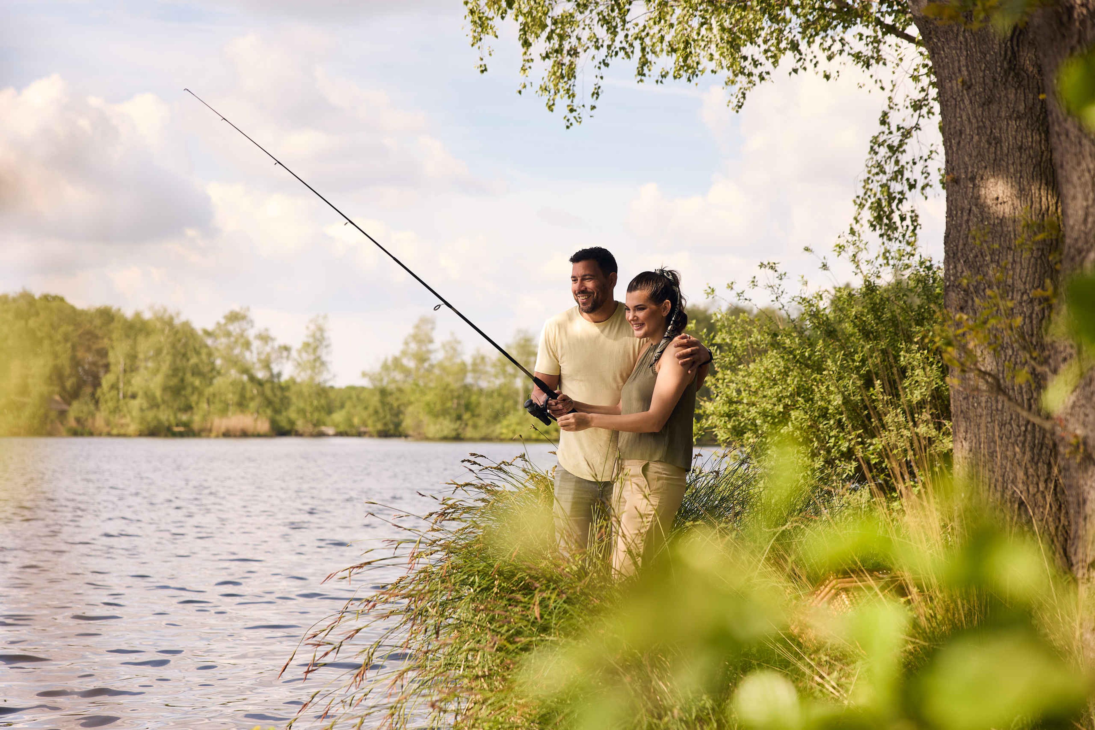 Stel aan het vissen in het Victoriameer bij Lake Resort Beekse Bergen